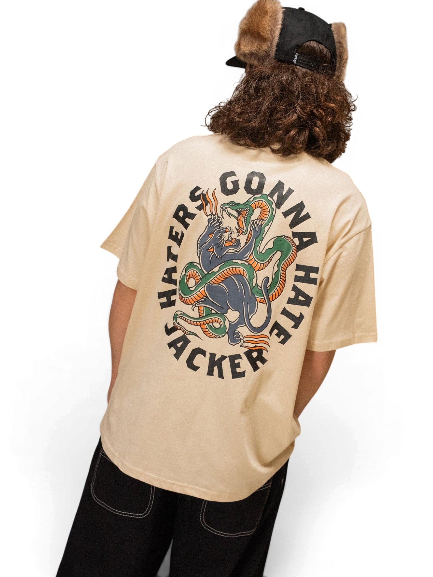 Vue t-shirt jacker hater t porté en pied de dos