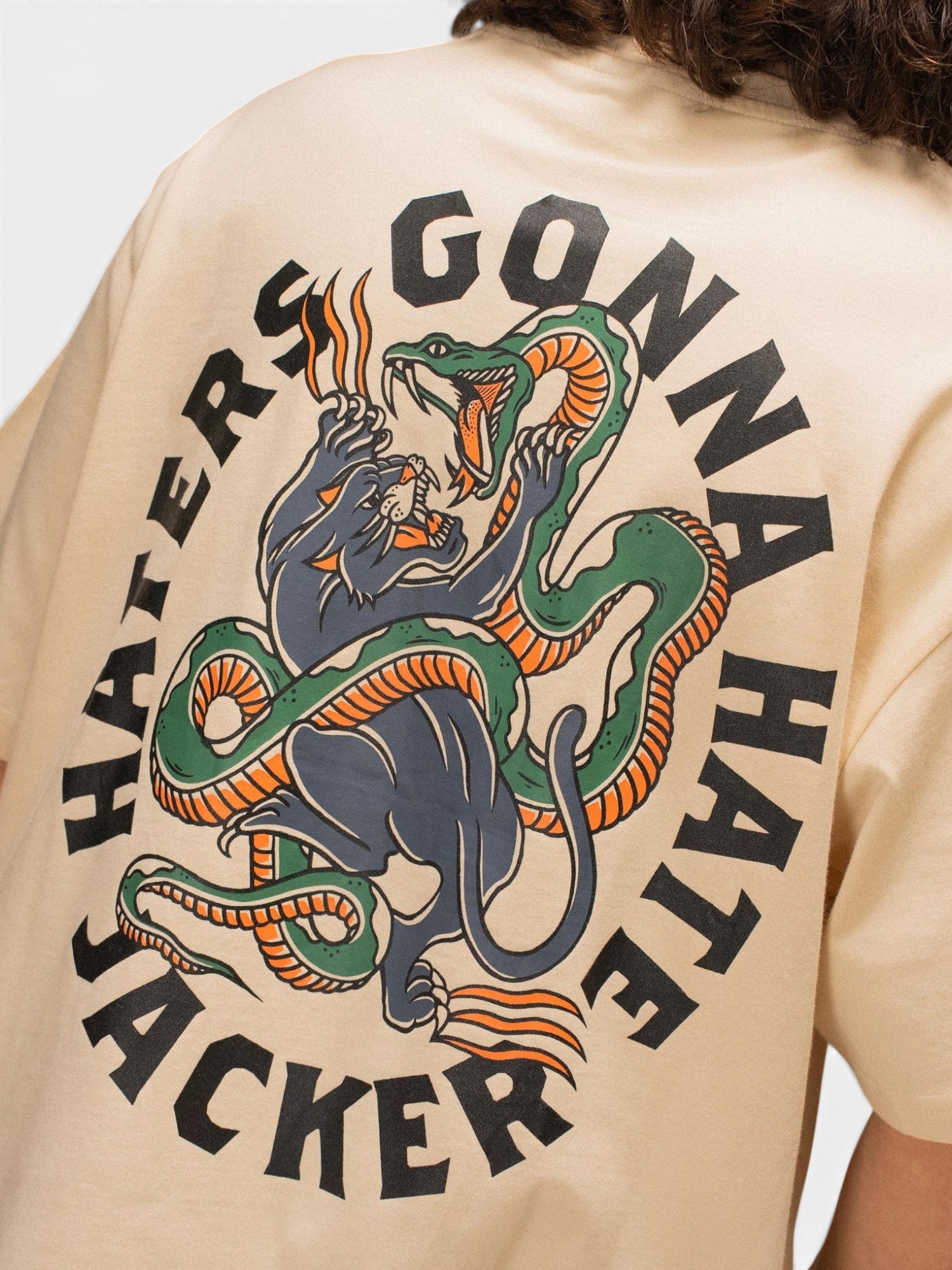 Vue t-shirt jacker hater t porté de dos detail logo arriere 
