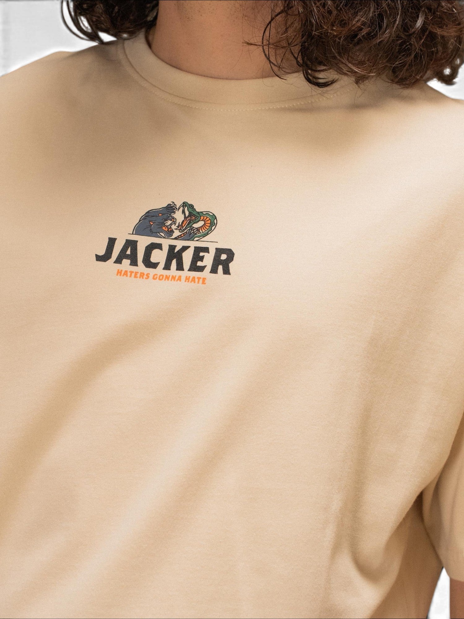 Vue t-shirt jacker hater t porté de face