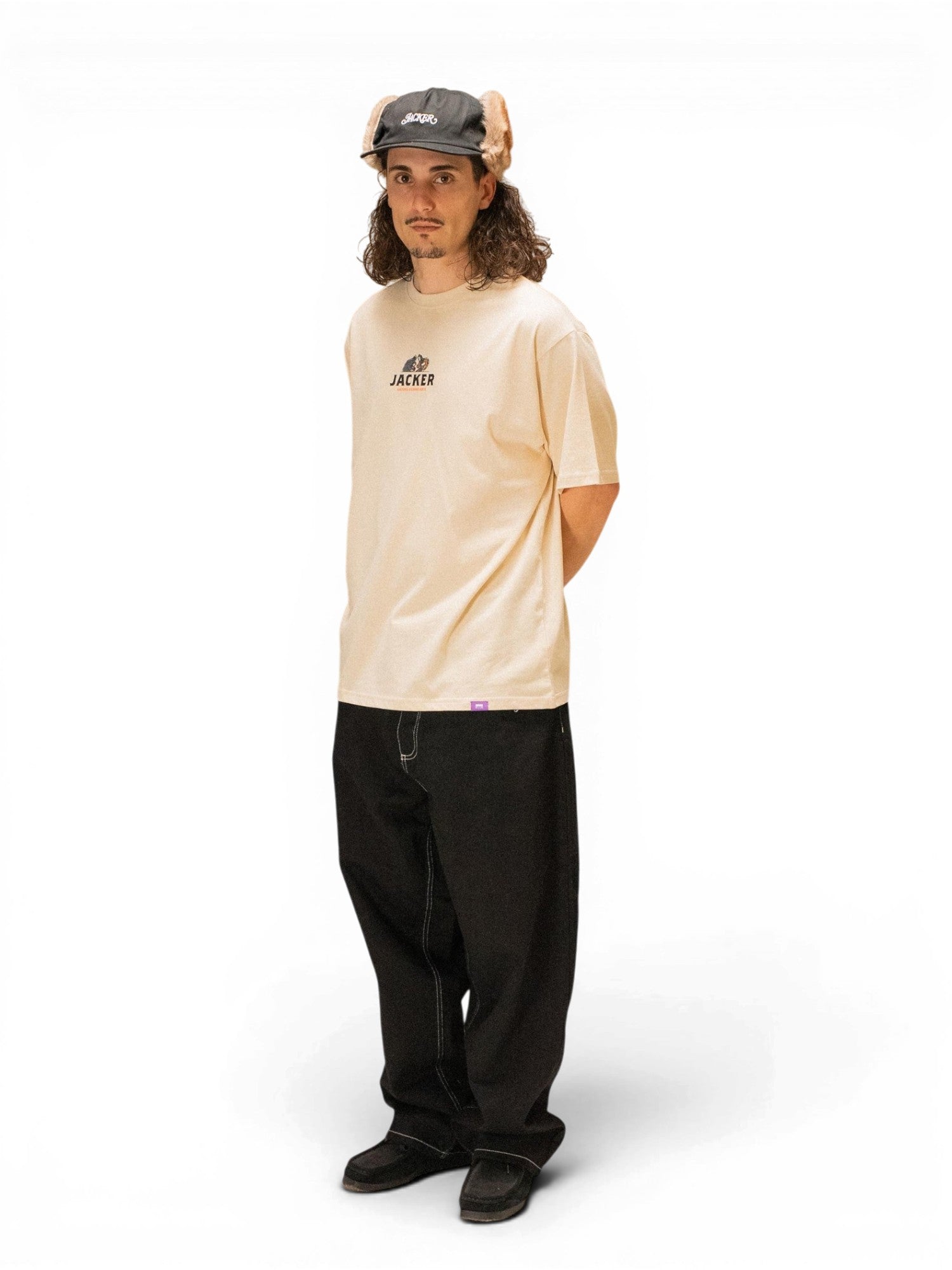 Vue t-shirt jacker hater t porté en pied de face