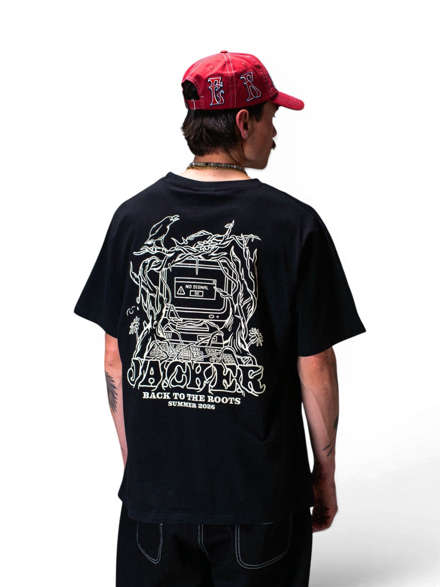 vue porté du t-shirt no signal jacker de dos