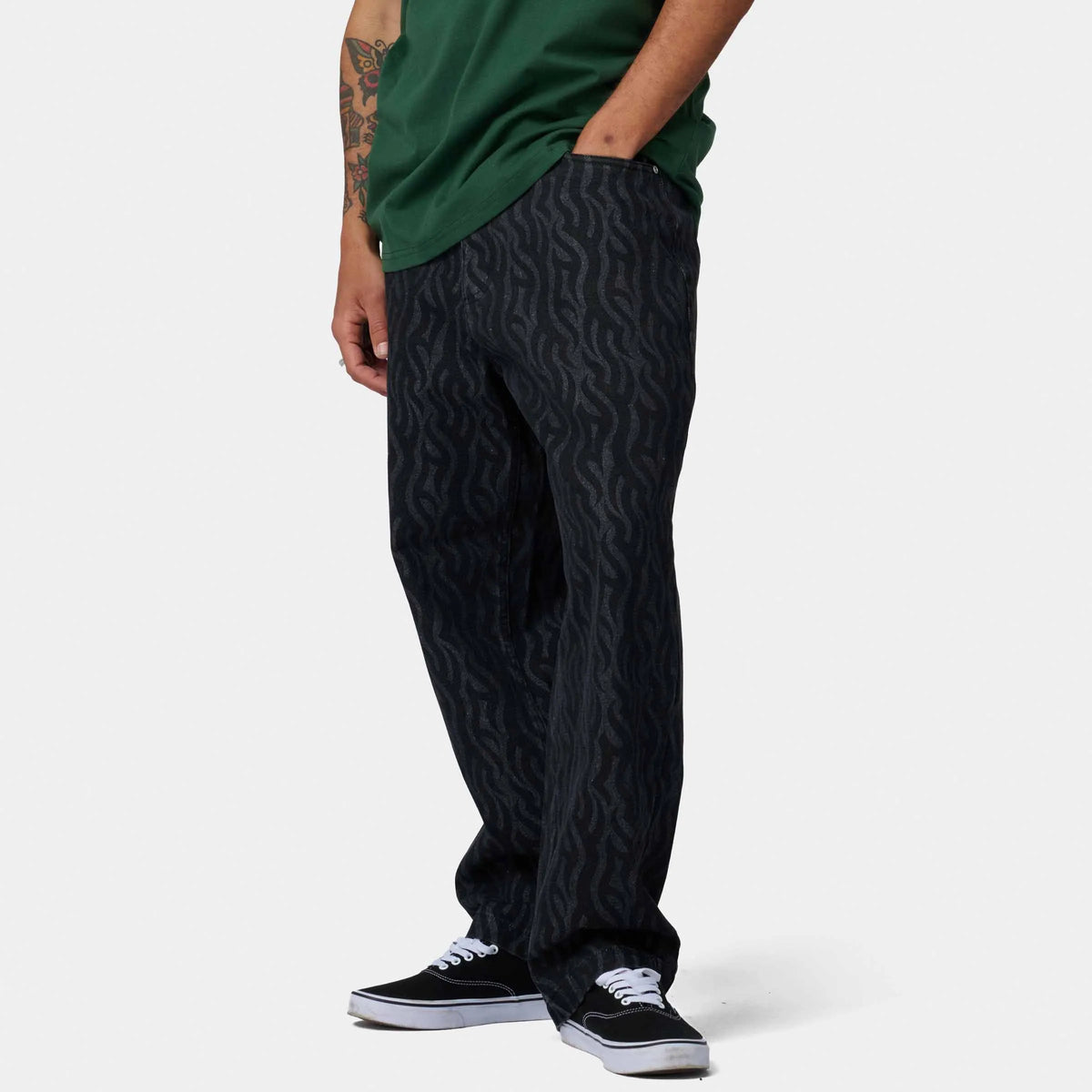 Pantalons Santa cruz Kayce Pants Dressen Tribal, vue en angle 3/4 portée