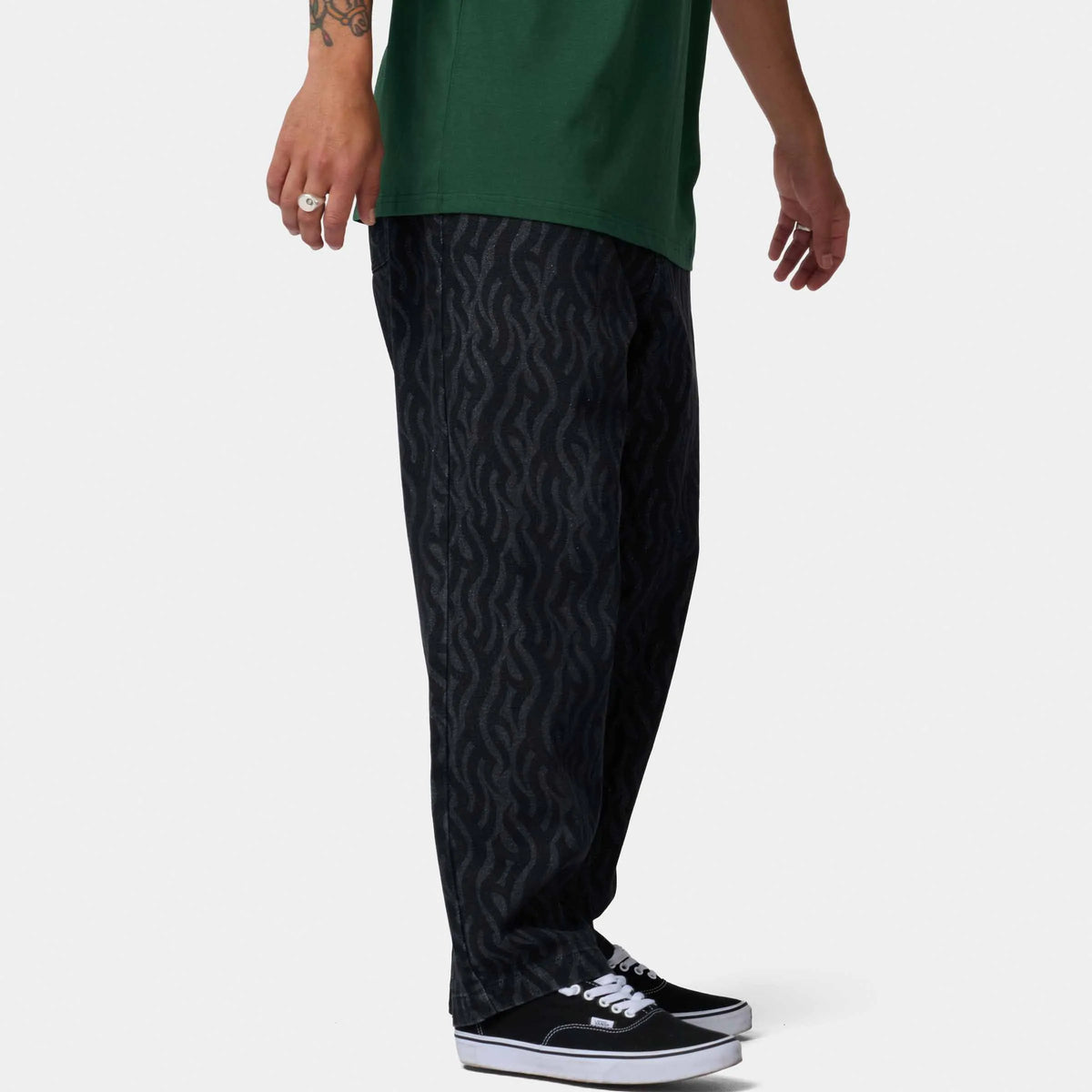 Pantalons Santa cruz Kayce Pants Dressen Tribal, vue de plein pied de coté