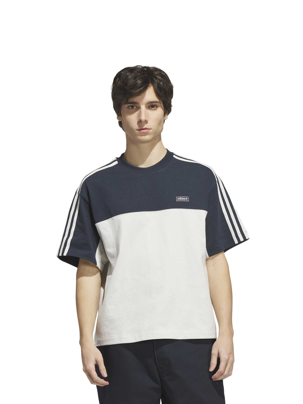 Teeshirts Adidas Fs+ Tee Aurink/Orbgry, porté par un mannequin de face
