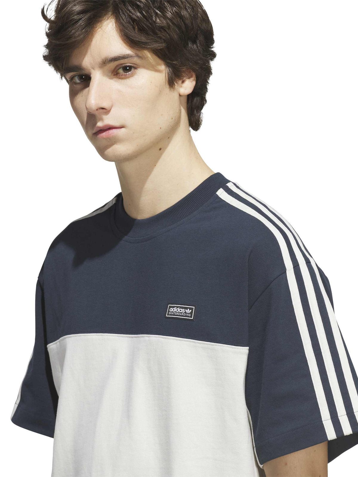 Teeshirts Adidas Fs+ Tee Aurink/Orbgry, vue rapproché de ¾ face porté par un mannequin