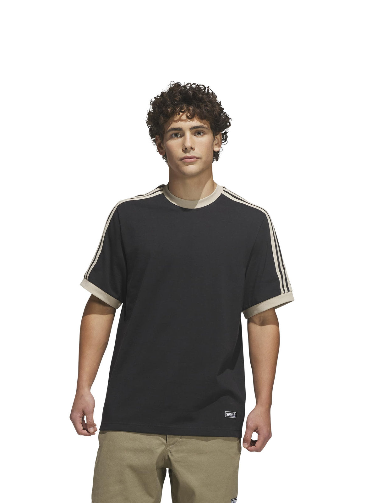 Teeshirts Adidas Fsbs Ringer Tee Black Khaki Three, porté par un mannequin de face