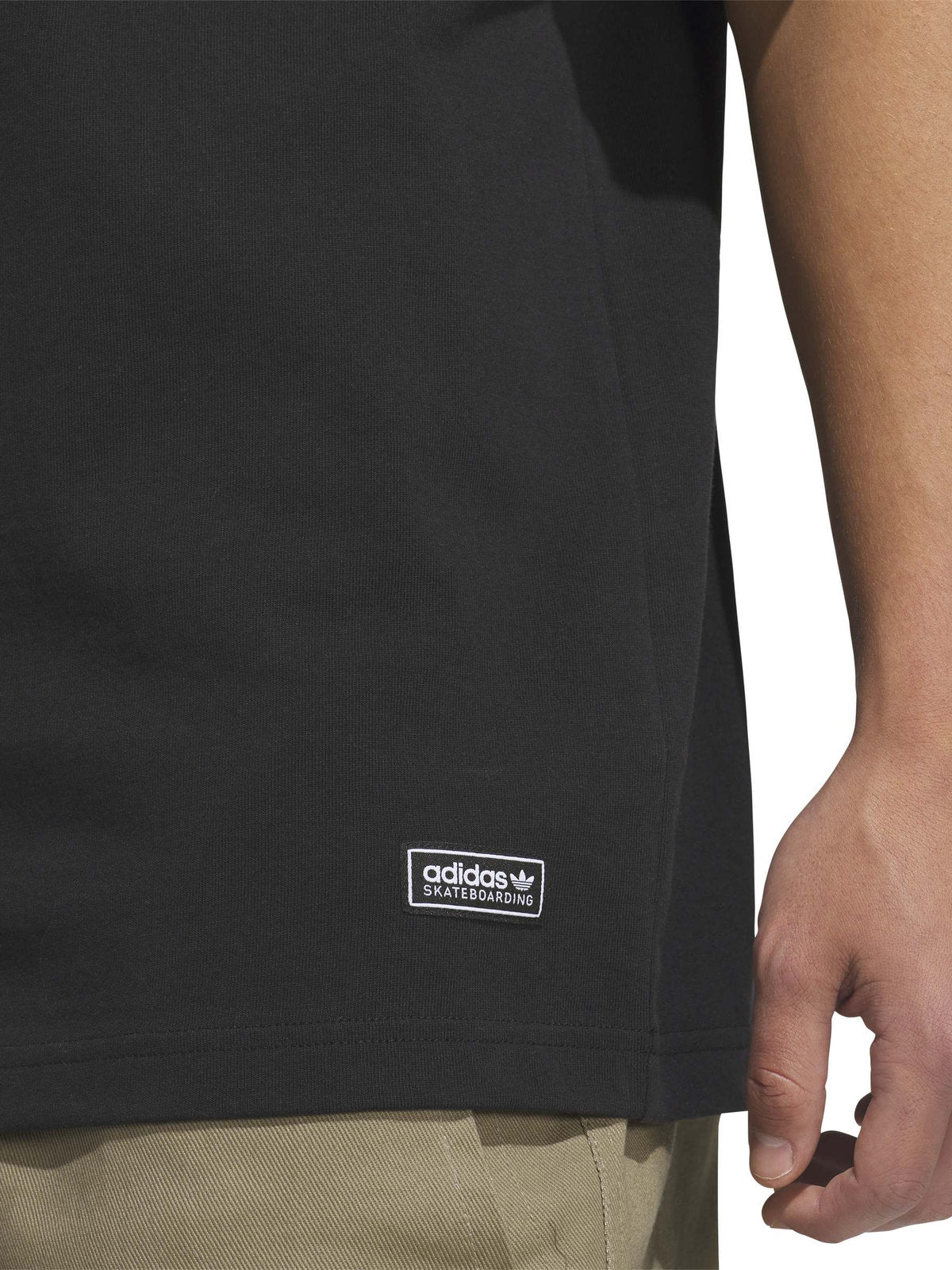 Teeshirts Adidas Fsbs Ringer Tee Black Khaki Three, vue rapproché détail étiquette porté par un mannequin