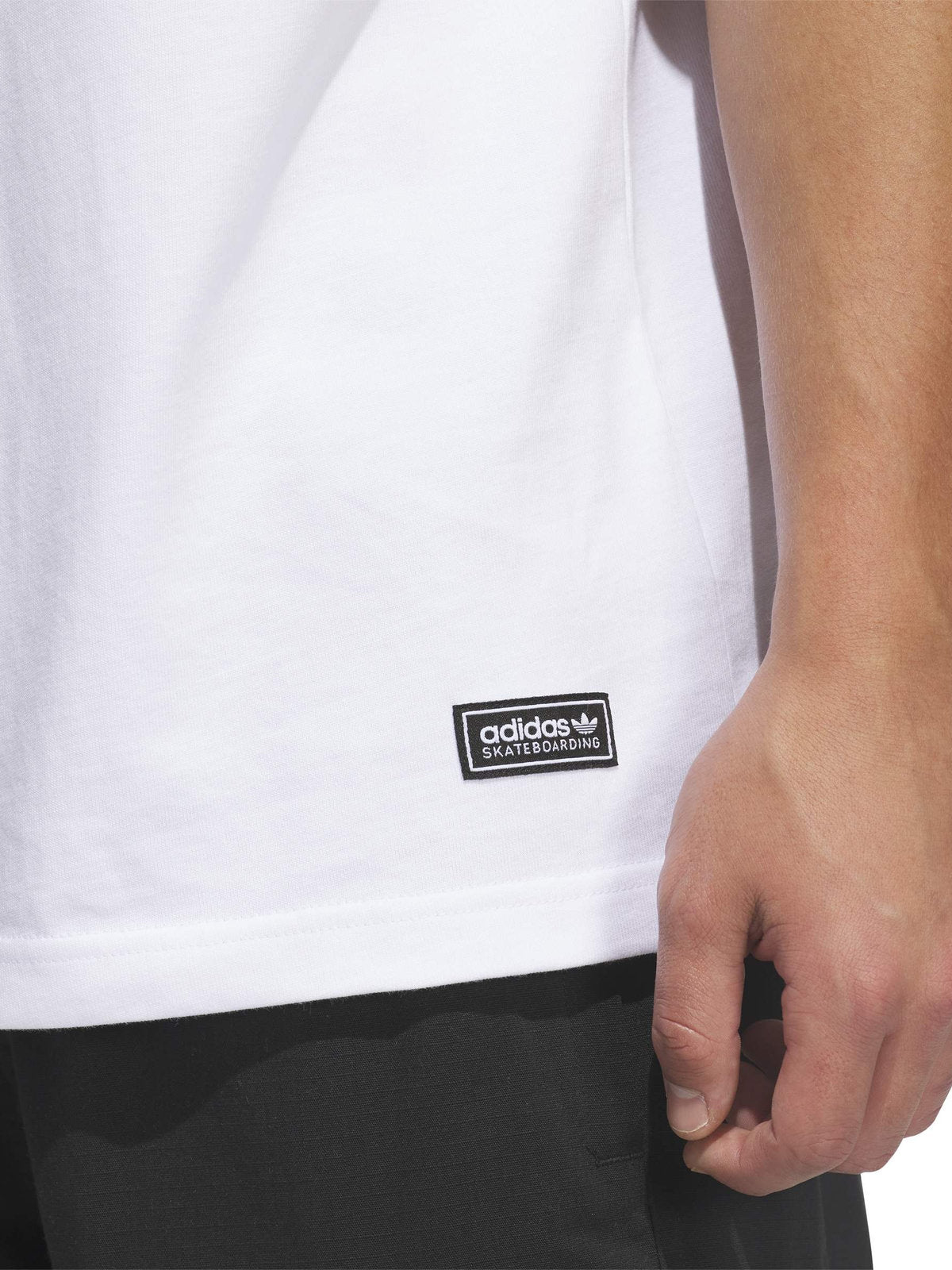 Teeshirts Adidas Fsbs Ringer Tee White Aurora Ink, vue rapproché détail étiquette porté par un mannequin