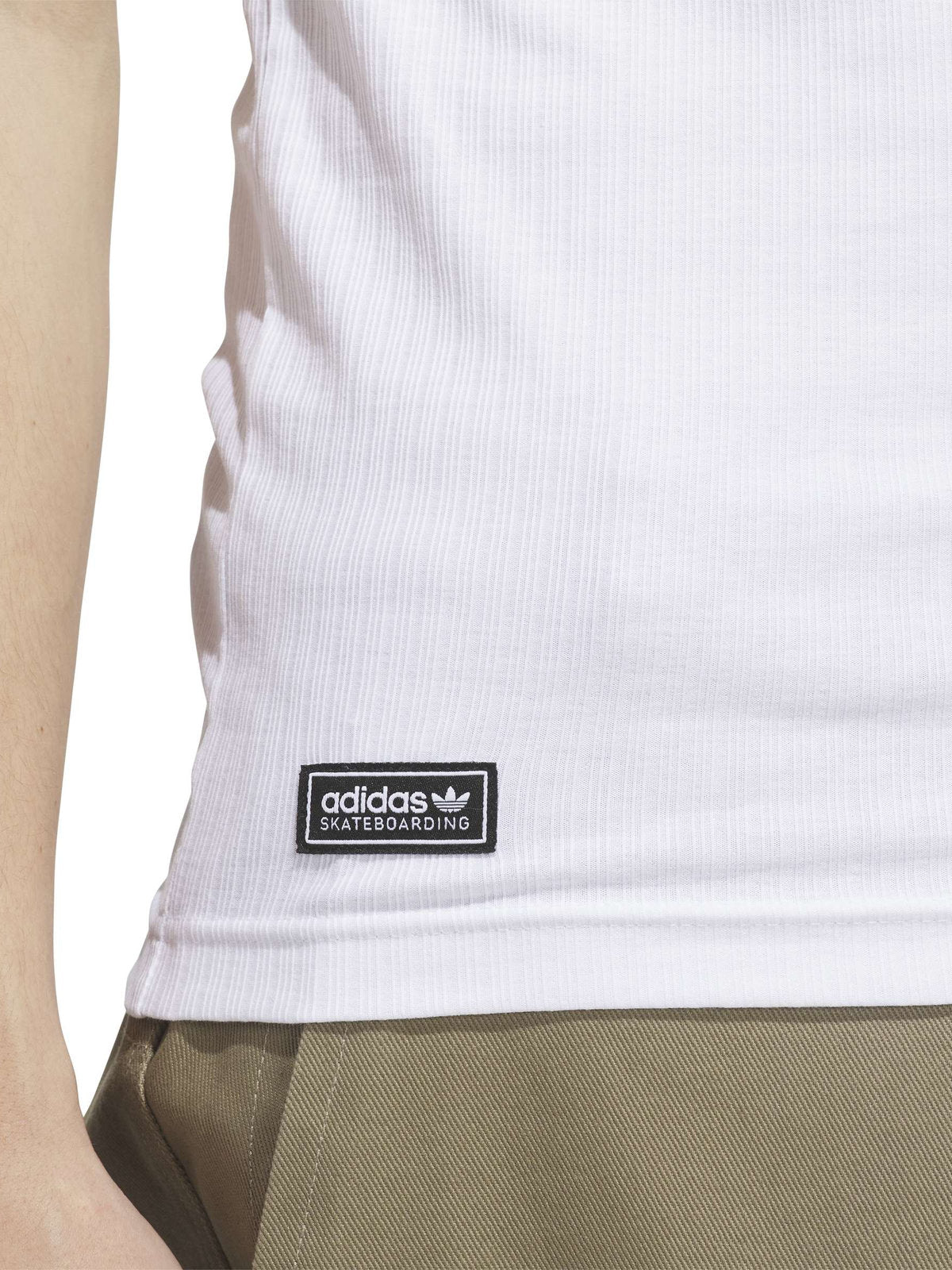 Débardeurs Adidas Fsbs Tank White/White/Black, vue rapproché détail étiquette porté par un mannequin