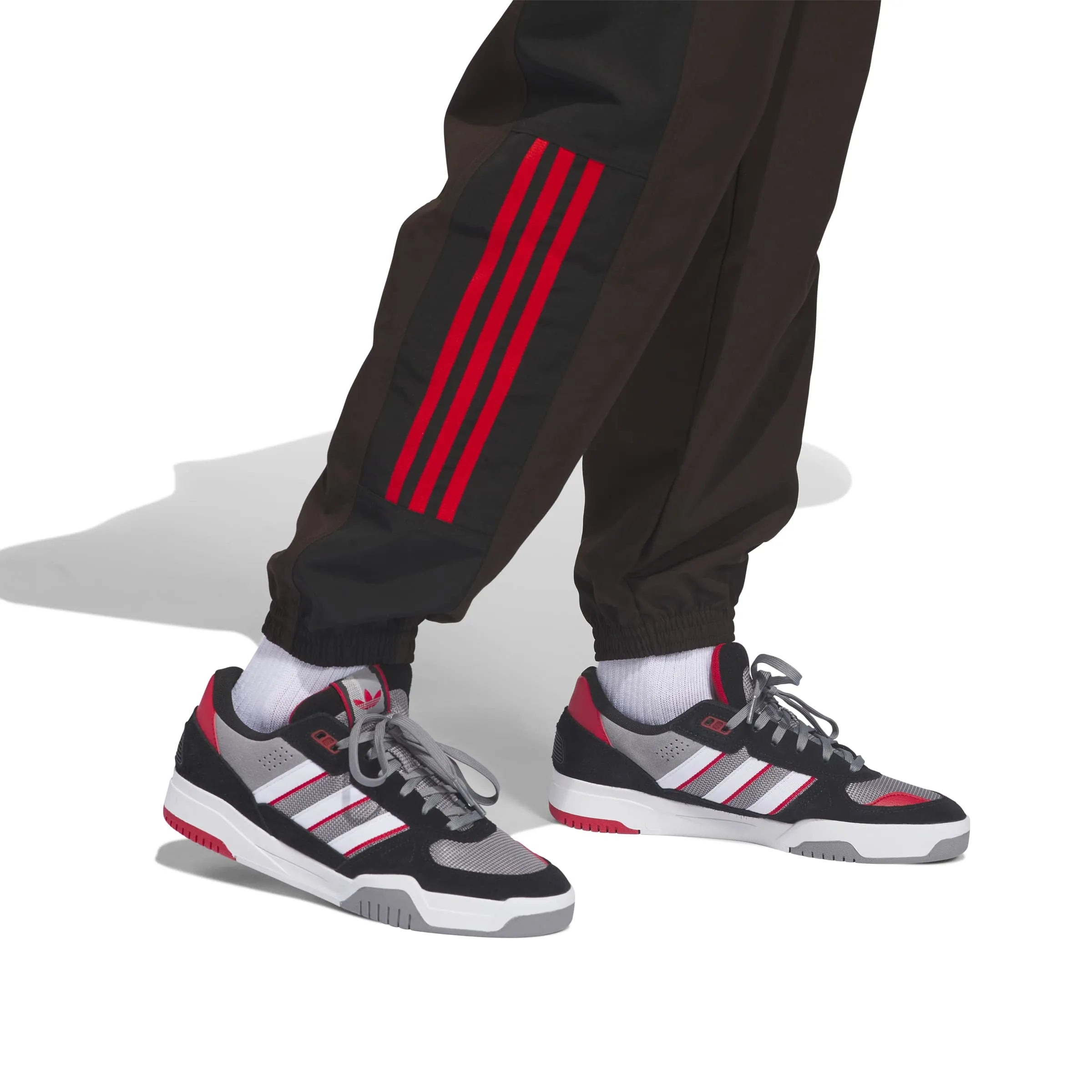 Pantalons Adidas-Gatsele Trk Pnt-Aurora Coffee Met., vue portée detail bas de veste