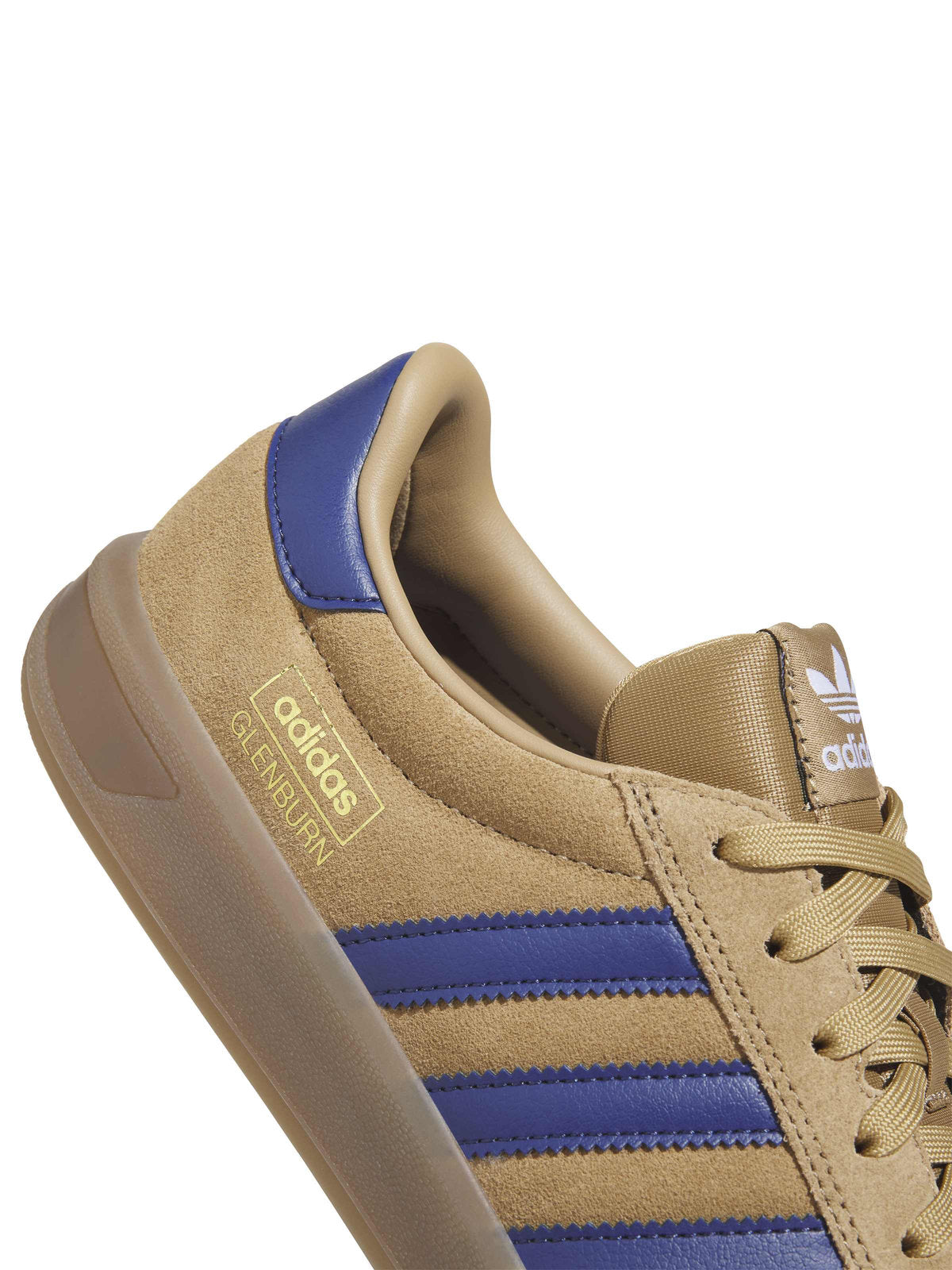 Chaussures de skateboard Adidas Glenburn Cardbo/Mutprp/Gum5, gros plan sur le talon, le logo doré et les bandes violettes