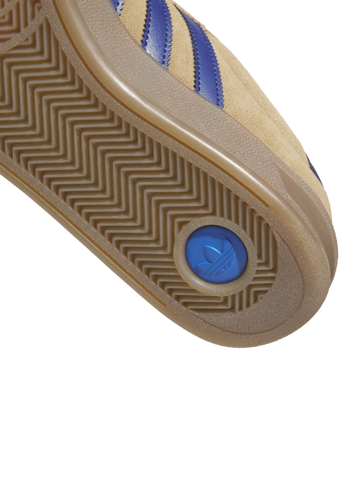 Chaussures de skateboard Adidas Glenburn Cardbo/Mutprp/Gum5, gros plan sur la semelle gum à motifs chevrons et patch bleu