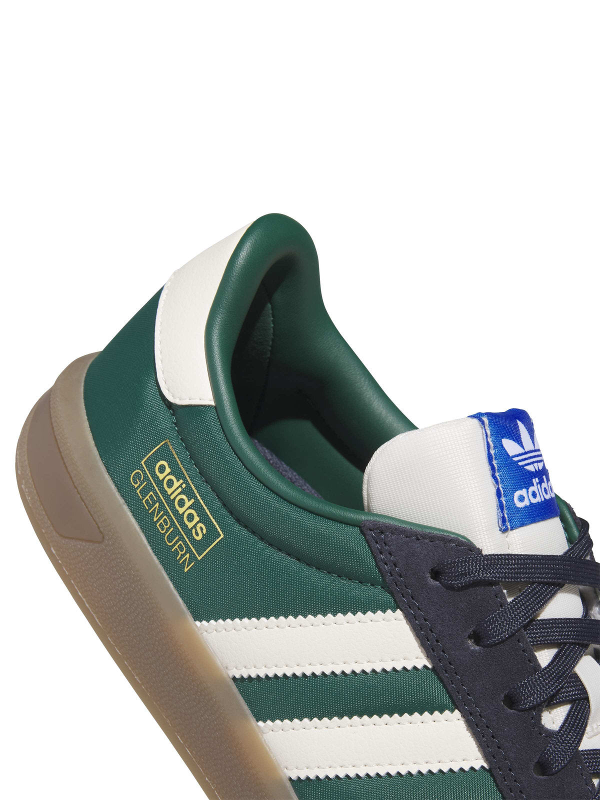 Chaussures de skateboard Adidas Glenburn Collegiate Green Chalk White Legend Ink, gros plan sur le talon et le logo doré
