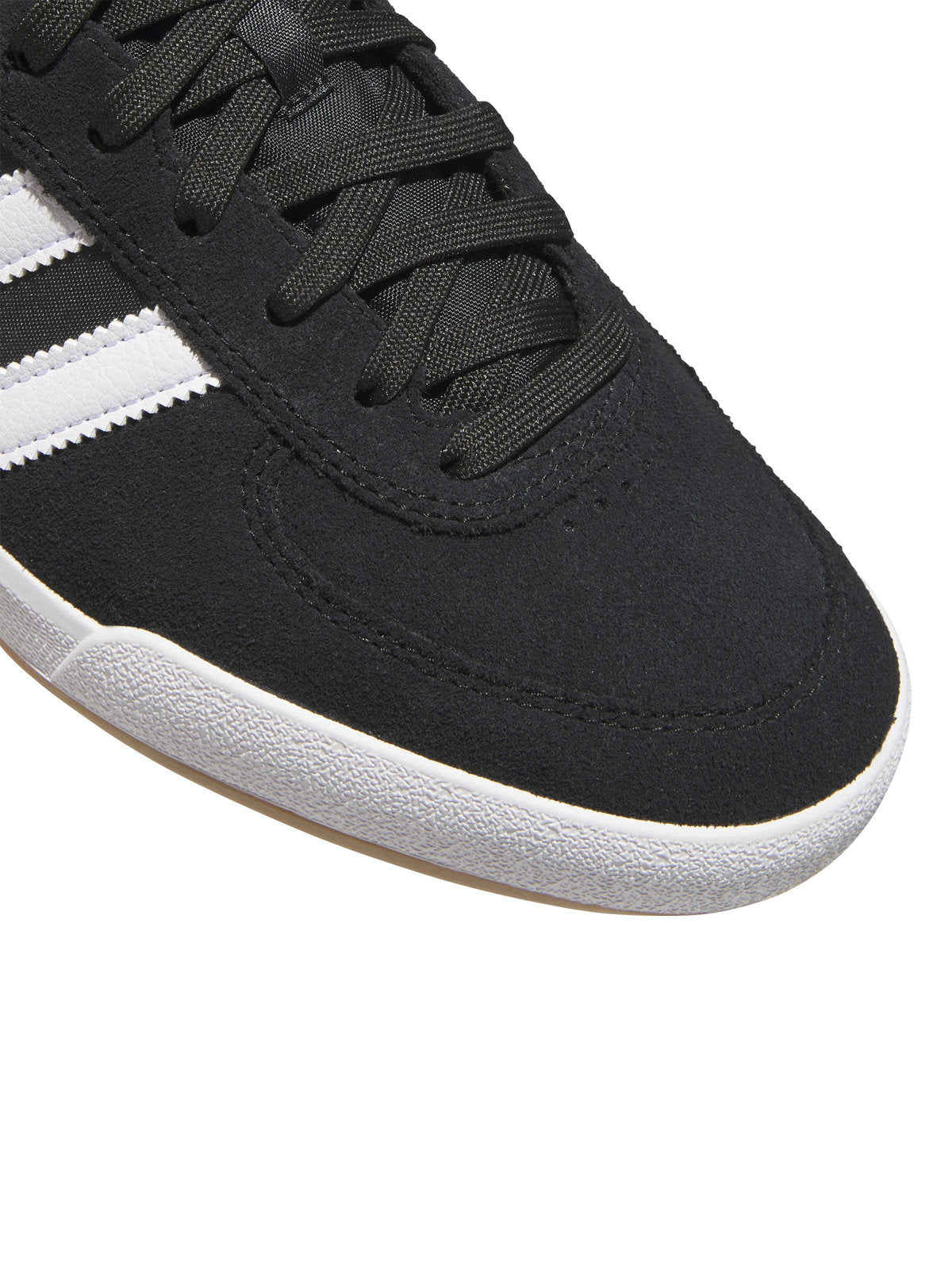 Chaussures de skateboard Adidas Glenburn Core Black Cloud White Gum, gros plan sur l'avant-pied en suède, les lacets et la pointe