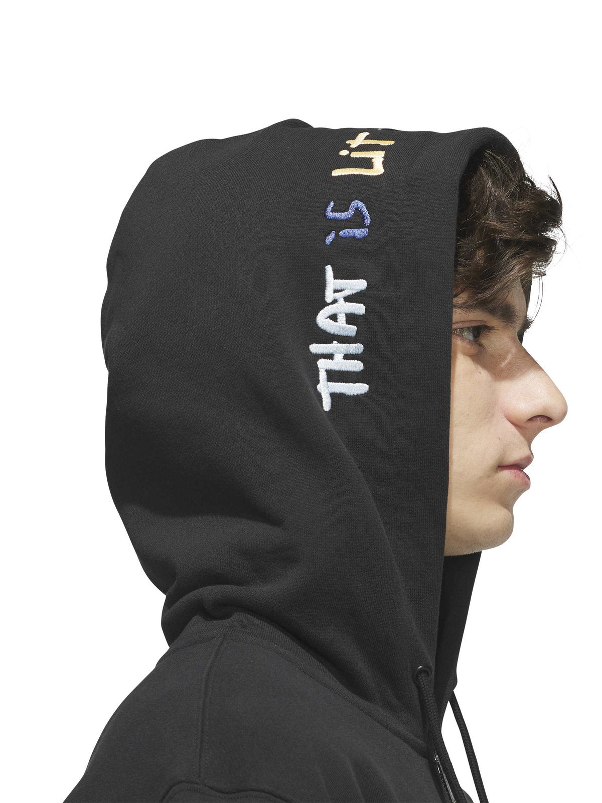 Sweatshirts Adidas Gonz Graph Hdy Black, gros plan sur la capuche brodée portée par un mannequin de profil