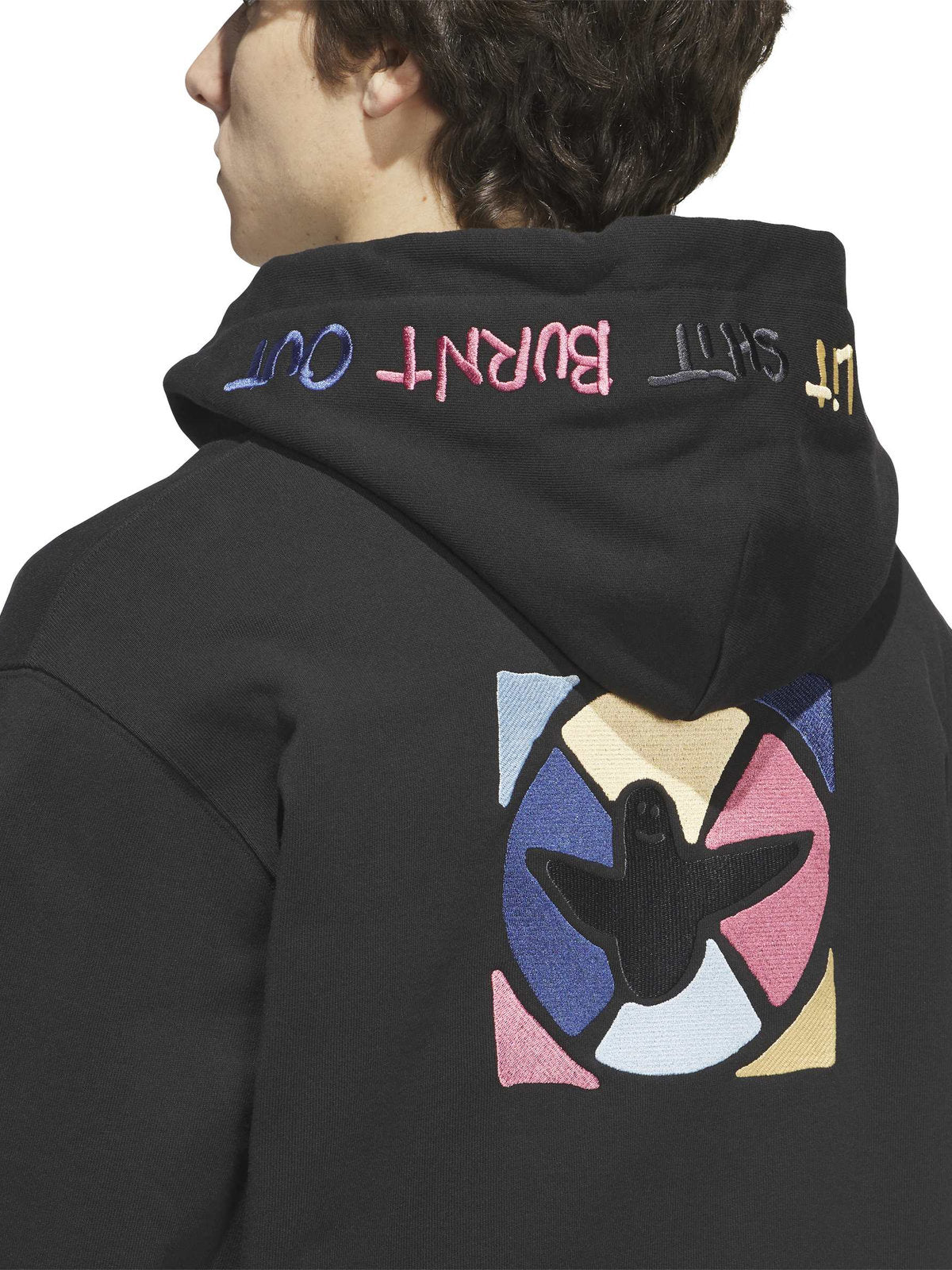 Sweatshirts Adidas Gonz Graph Hdy Black, gros plan sur le visuel brodé au dos porté par un mannequin de trois-quarts dos