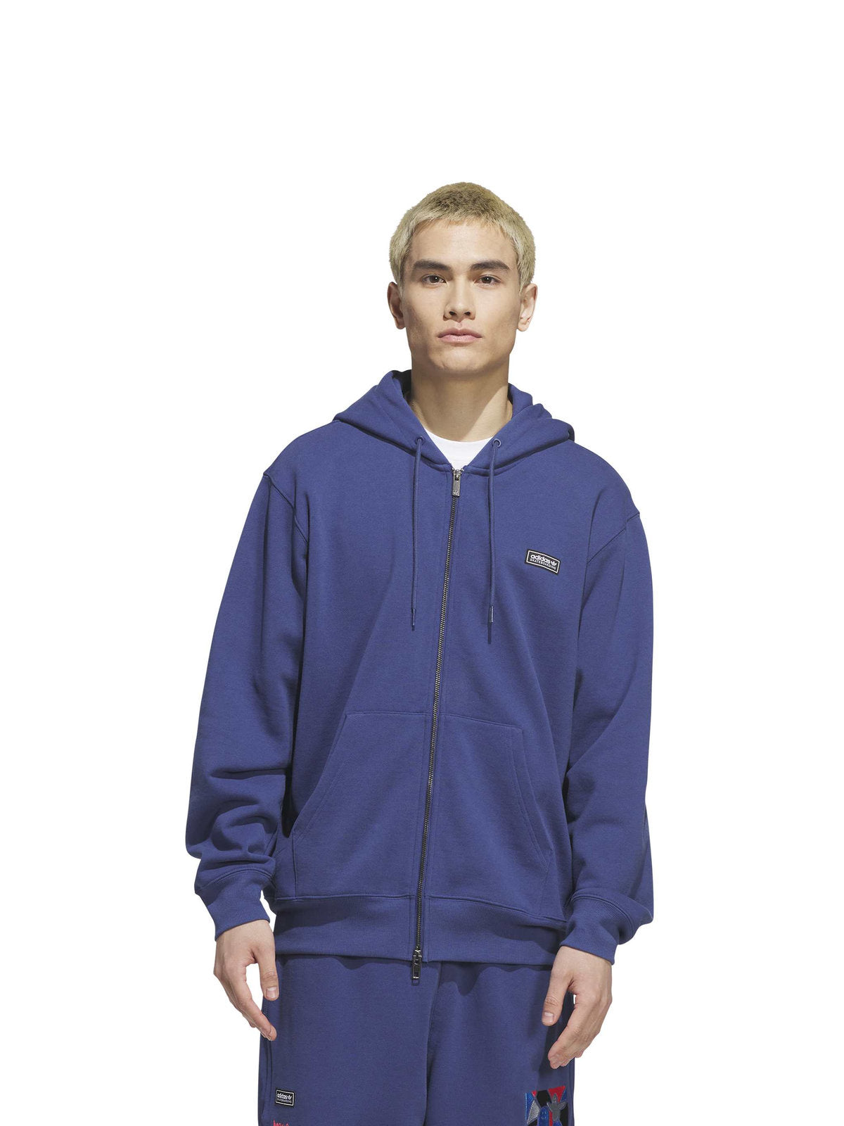 Sweatshirts Adidas Gonz Graph Hdy Muted Purple, porté par un mannequin de face