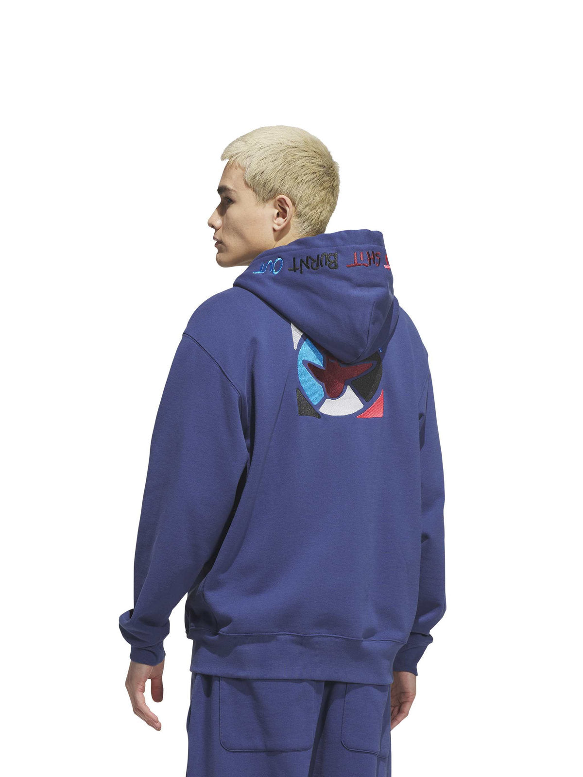 Sweatshirts Adidas Gonz Graph Hdy Muted Purple, porté par un mannequin de dos