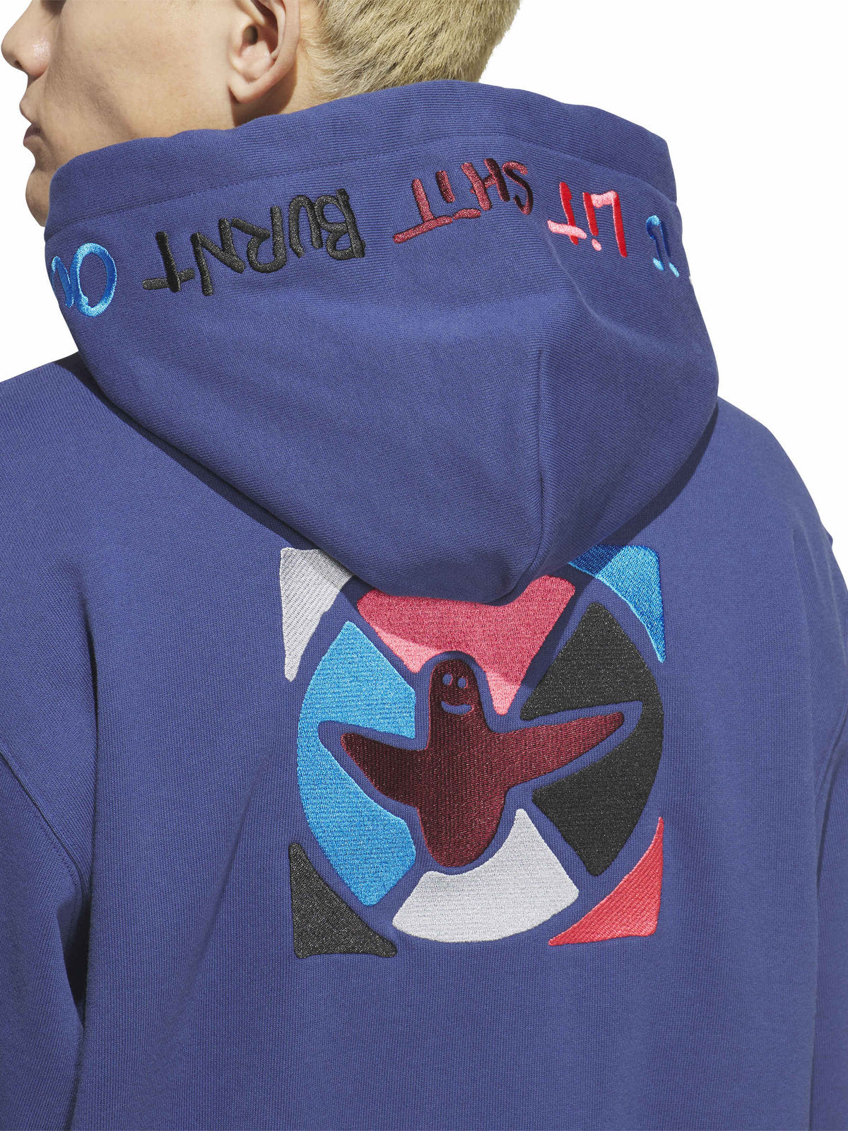 Sweatshirts Adidas Gonz Graph Hdy Muted Purple, gros plan sur le visuel brodé au dos porté par un mannequin de trois-quarts dos