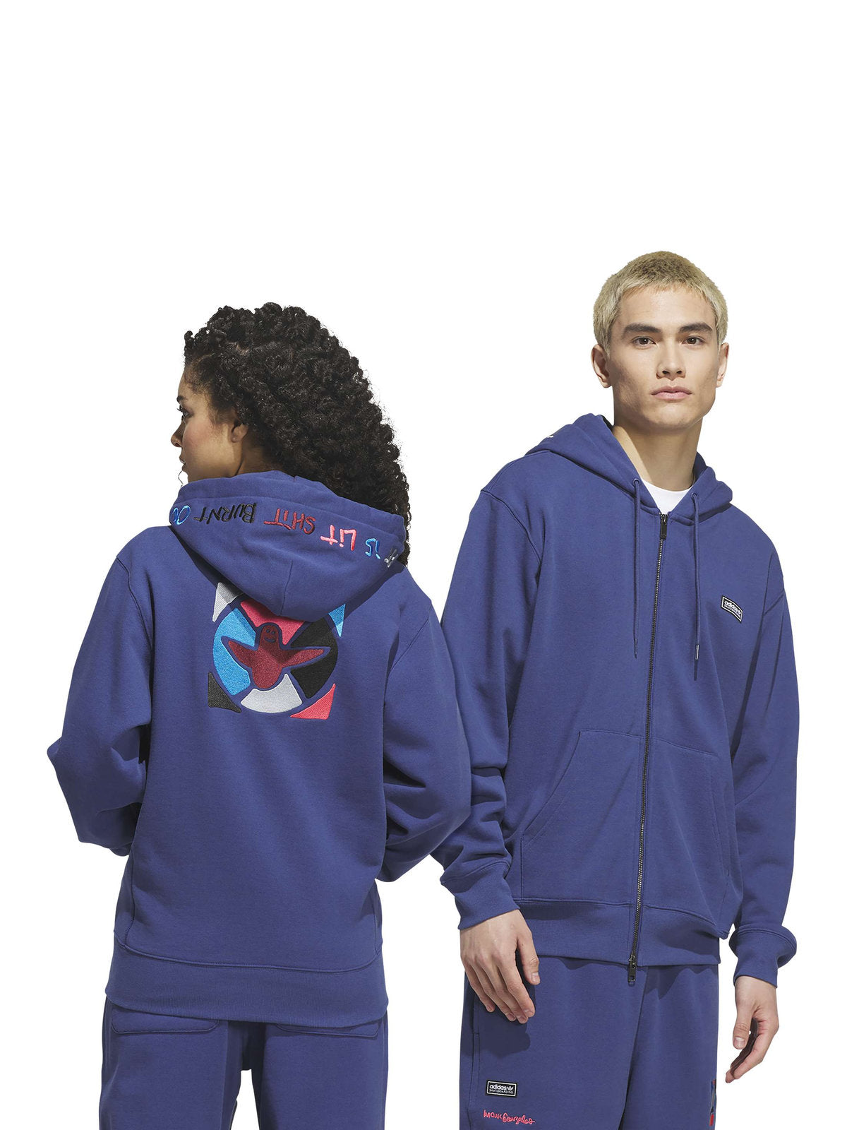Sweatshirts Adidas Gonz Graph Hdy Muted Purple, porté par un duo de mannequins de face et de dos