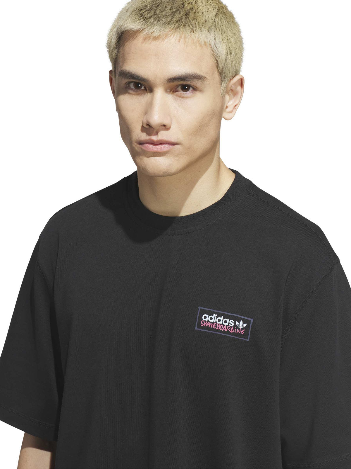 Teeshirts Adidas Gonz Mod Tee Black, gros plan sur le logo poitrine porté par un mannequin de face