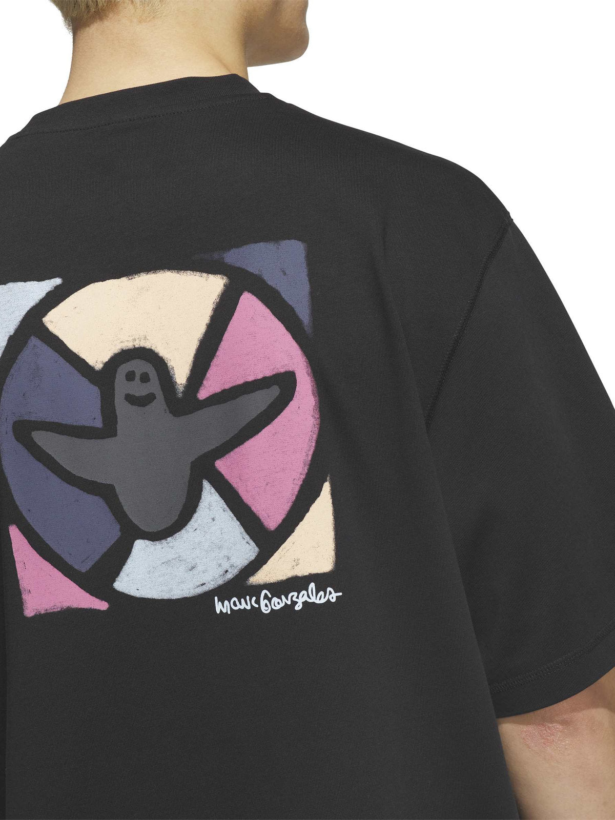 Teeshirts Adidas Gonz Mod Tee Black, gros plan sur l'imprimé graphique au dos porté par un mannequin de trois-quarts dos