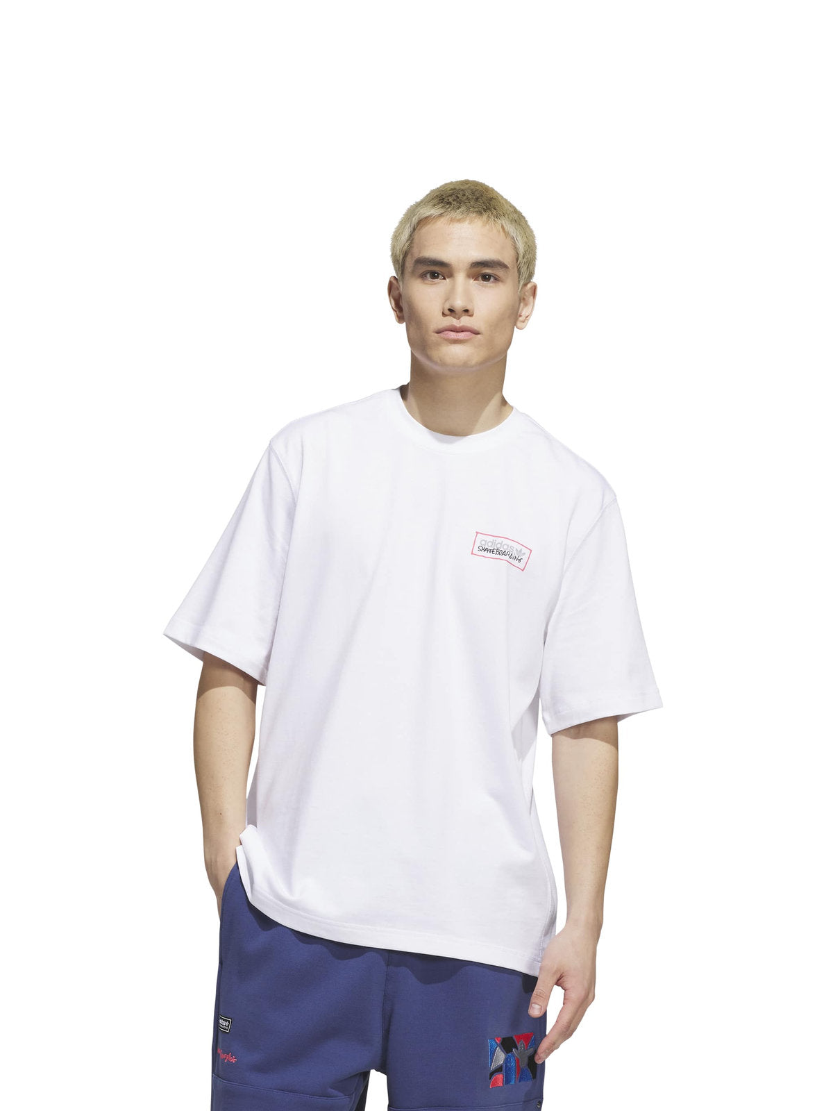 Teeshirts Adidas Gonz Mod Tee White, porté par un mannequin de face