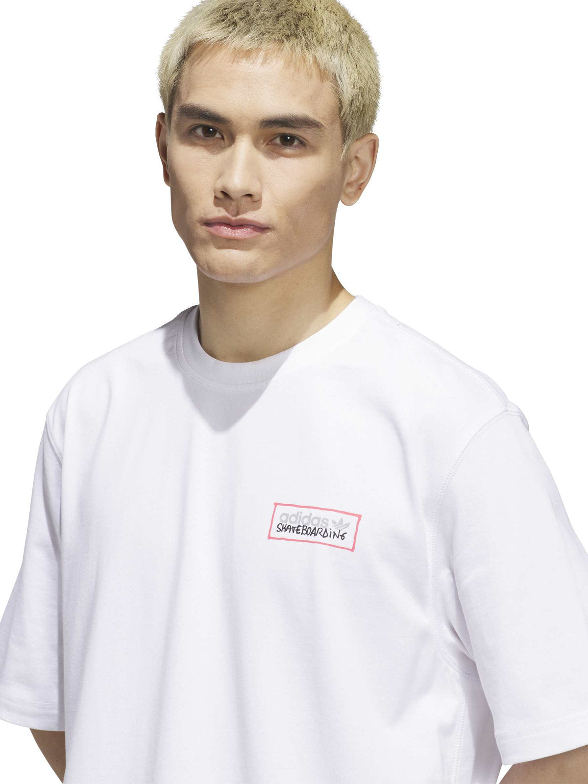 Teeshirts Adidas Gonz Mod Tee White, gros plan sur le logo poitrine porté par un mannequin de face