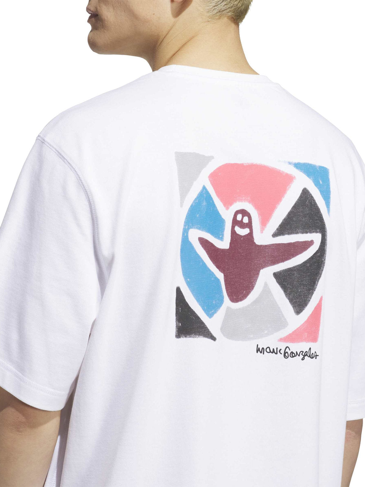 Teeshirts Adidas Gonz Mod Tee White, gros plan sur l'imprimé graphique au dos porté par un mannequin de trois-quarts dos