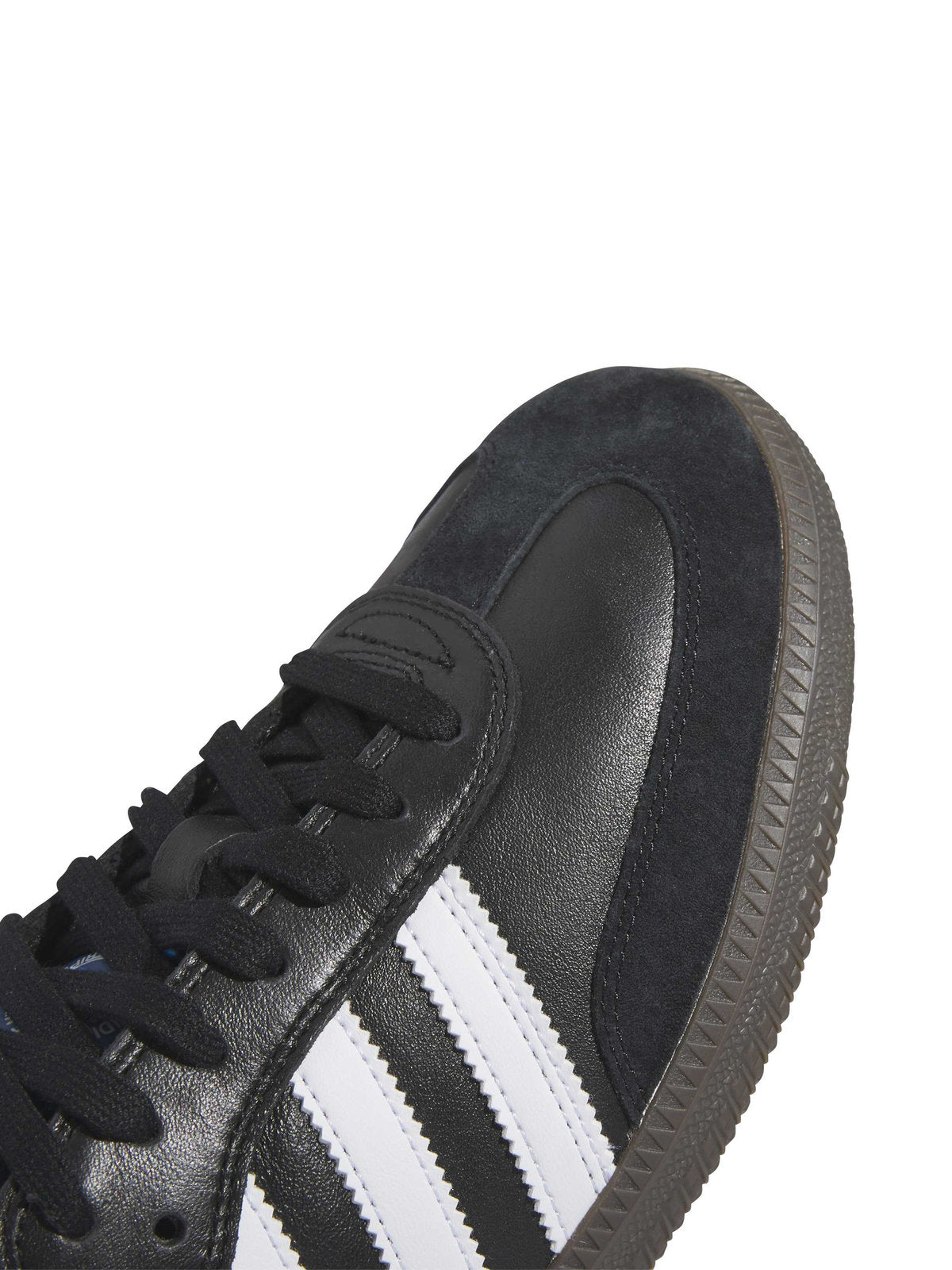 Sneakers Adidas Samba Adv Cblack/Ftwwht/Gum5, gros plan sur l'avant-pied en cuir, la pointe en suède et les trois bandes blanches