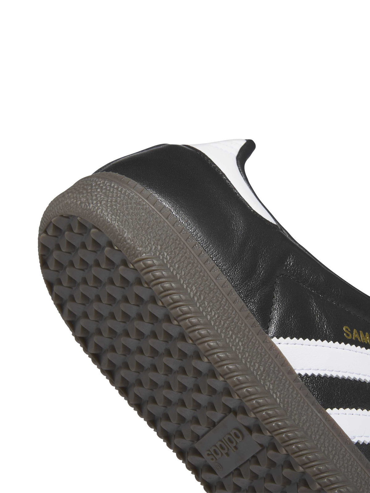 Sneakers Adidas Samba Adv Cblack/Ftwwht/Gum5, gros plan sur le talon en cuir, l'inscription dorée et la semelle extérieure gum