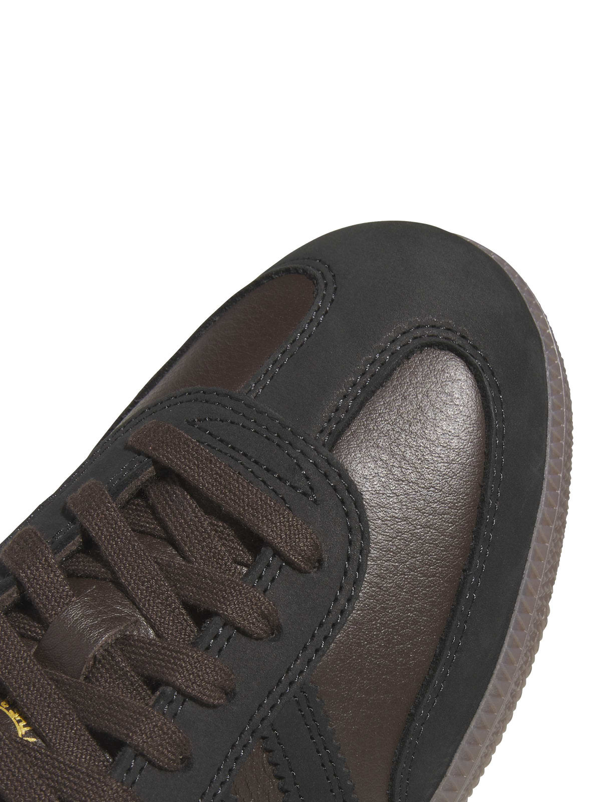 Sneakers Adidas Samba Adv Dark Brown Core Black Gum, gros plan sur l'avant-pied en cuir, la pointe en suède et les lacets