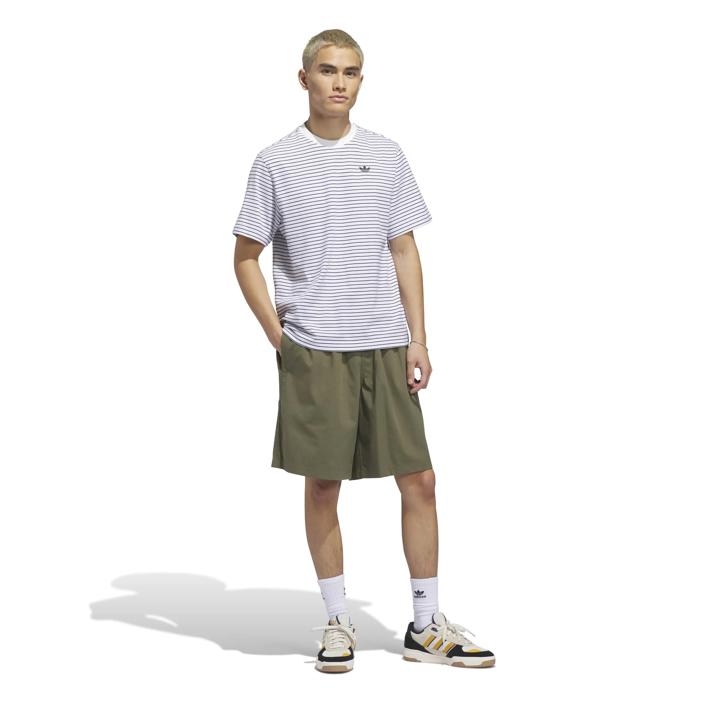 Shorts Adidas-Skate Short-Olive Strata, vue portée en pied