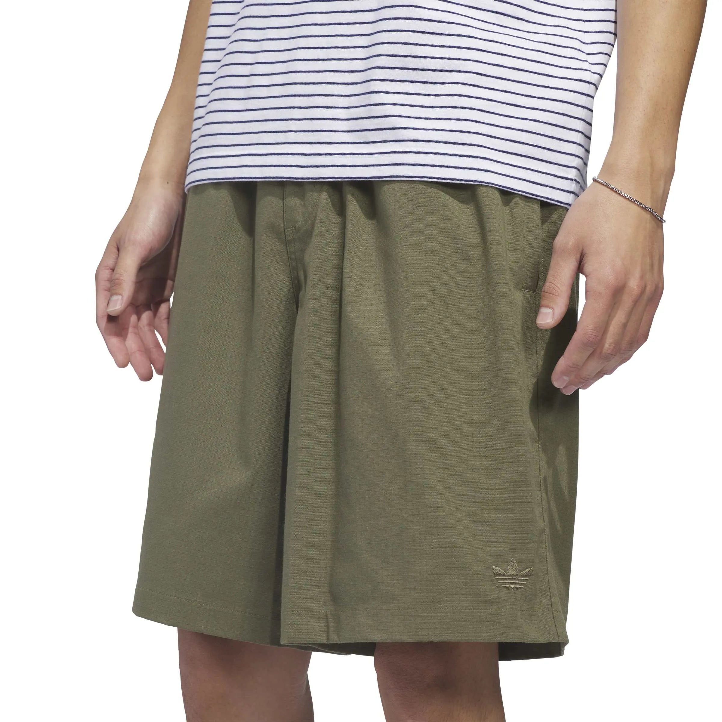 Shorts Adidas-Skate Short-Olive Strata, vue détail avant short