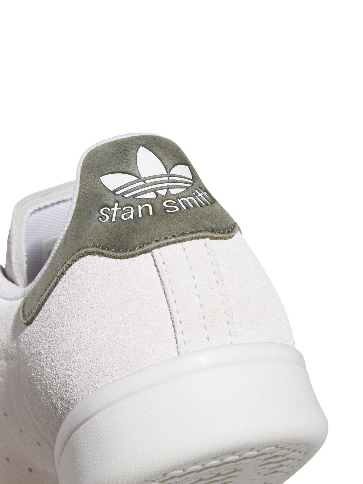 Sneakers Adidas Stan Smith Adv Crystal White Olive Strata Gold Metallic, gros plan sur le renfort de talon en suède vert avec logo Stan Smith