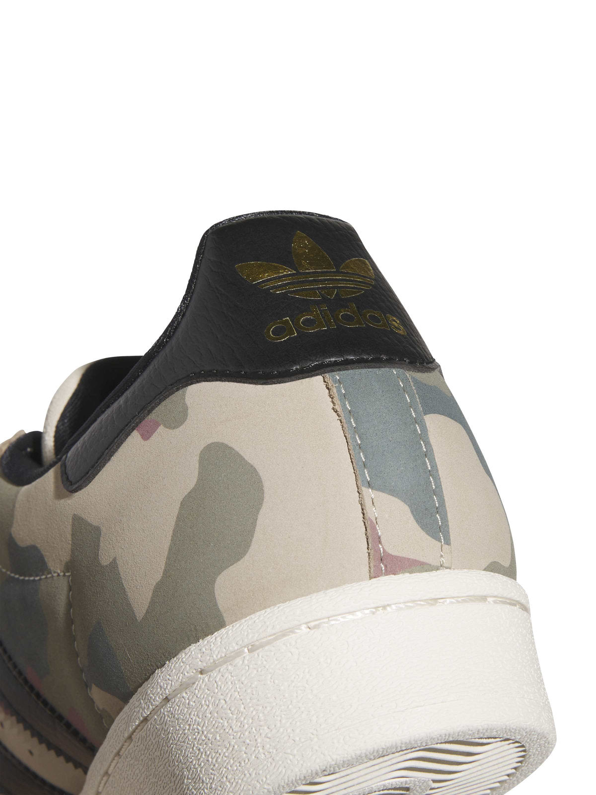 Sneakers Adidas Superstar Adv Khaki Three Core Black Chalk White, gros plan sur le renfort de talon noir avec logo trèfle doré