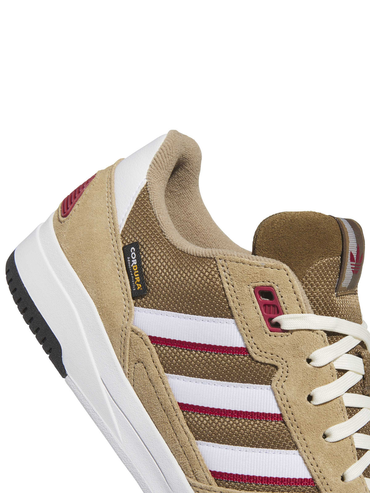 Chaussures de skateboard Adidas Tekkira Cup Cardbo/Ftwwht/Tmvire, gros plan sur le col, l'étiquette Cordura, les trois bandes et le laçage