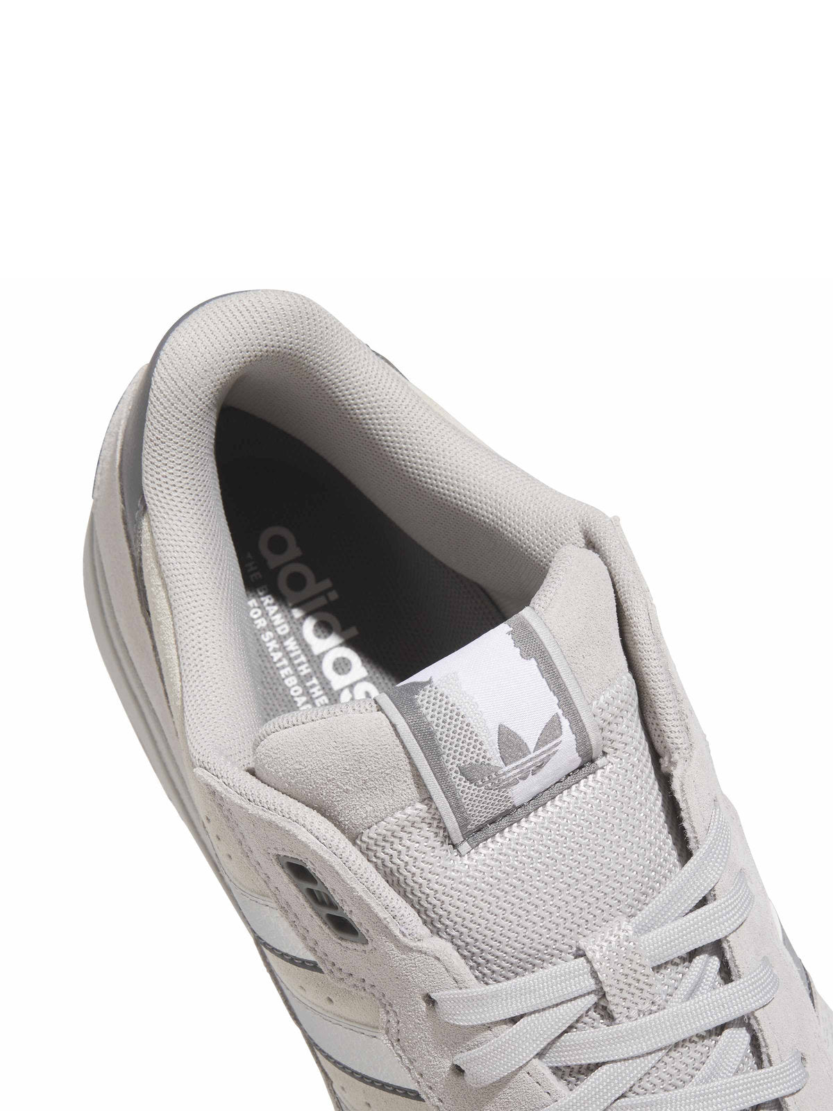 Chaussures de skateboard Adidas Tekkira Cup Grey Two Silver Metallic Grey Four, gros plan sur la languette et les lacets