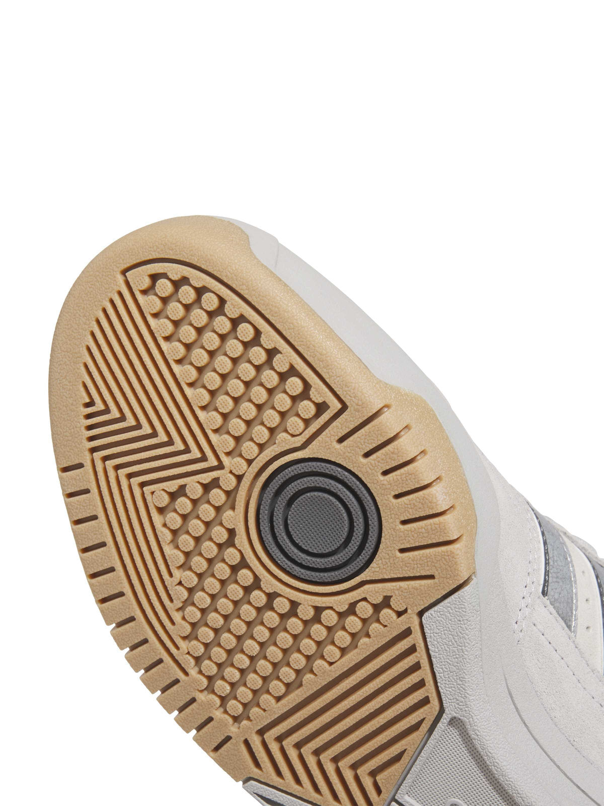 Chaussures de skateboard Adidas Tekkira Cup Grey Two Silver Metallic Grey Four, gros plan sur l'avant-pied et la semelle gum