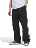 Pantalons Adidas Tysh Trck Pant Black/White, vue de ¾ face porté par un mannequin
