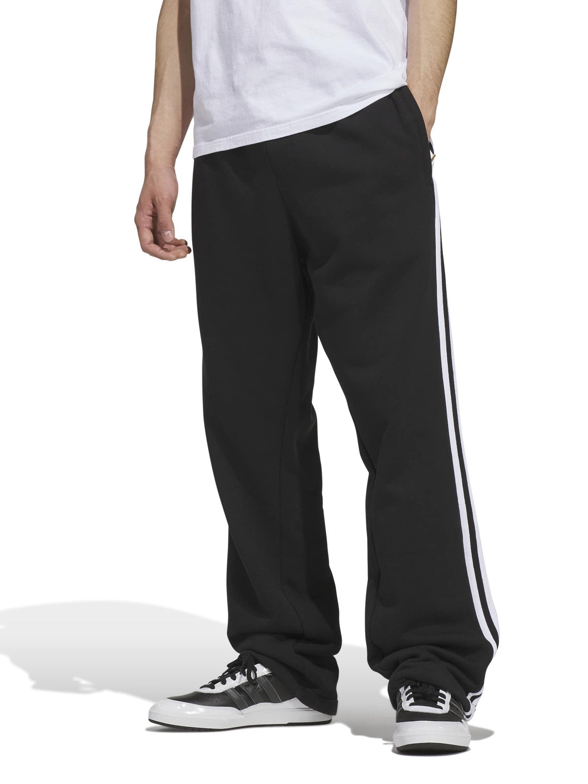 Pantalons Adidas Tysh Trck Pant Black/White, vue de ¾ face porté par un mannequin