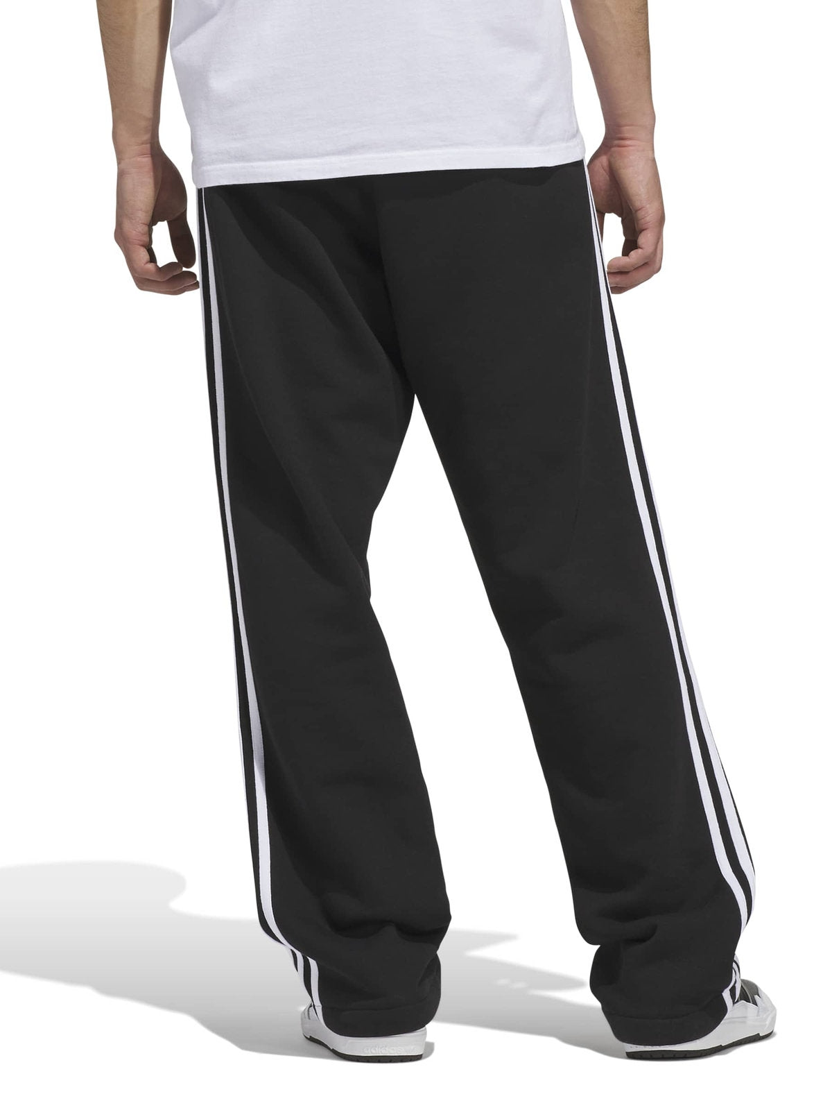 Pantalons Adidas Tysh Trck Pant Black/White, vue de dos porté par un mannequin