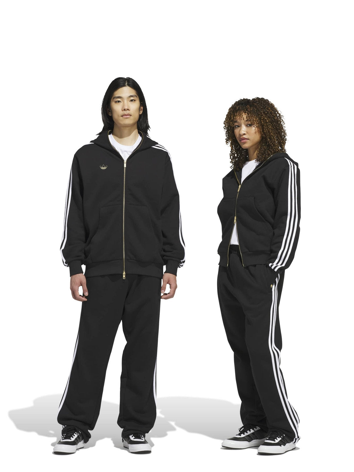 Pantalons Adidas Tysh Trck Pant Black/White, porté en pied par deux mannequins avec vestes assorties