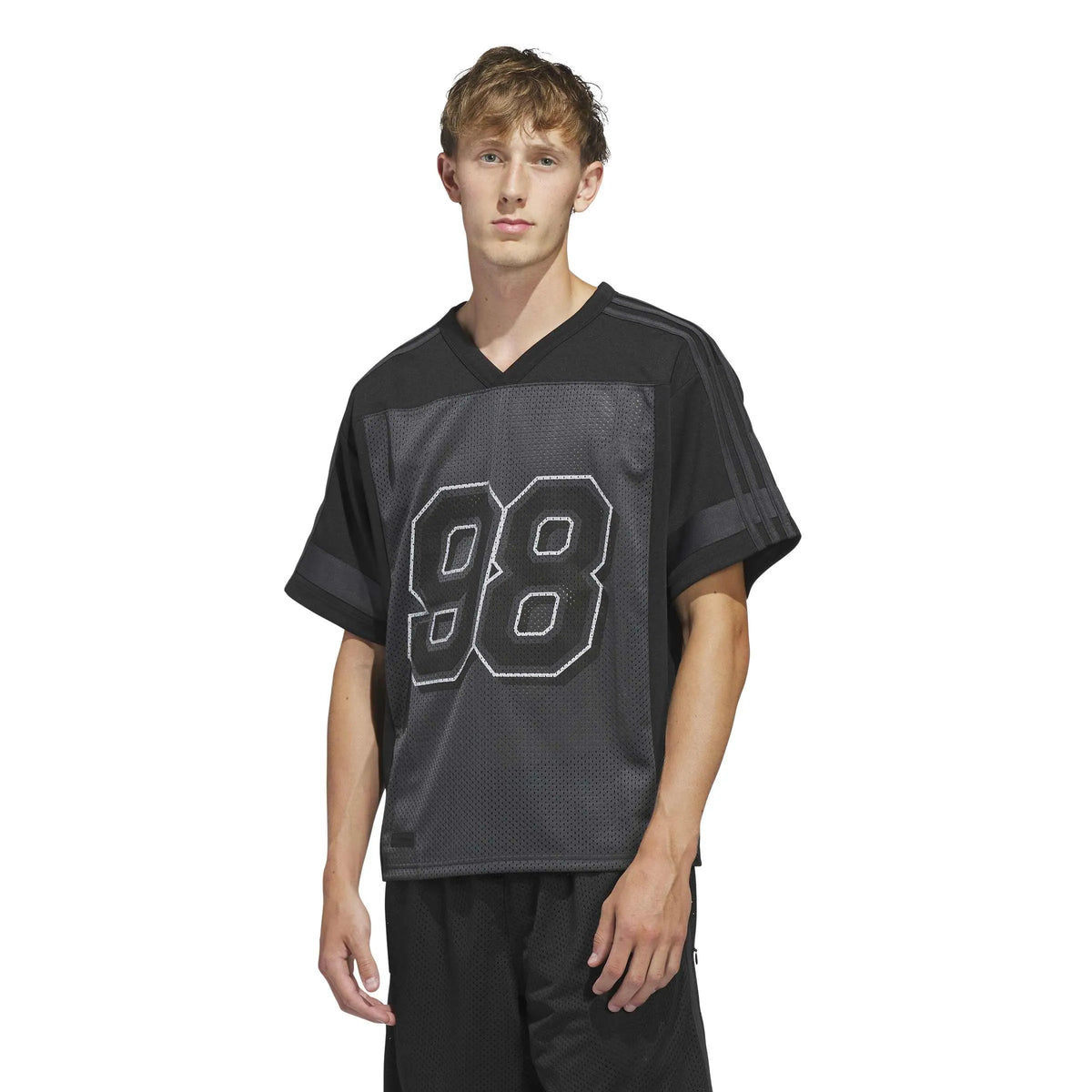 Teeshirts Adidas-Tyshawn Jrsy-Black, vue  portée de face
