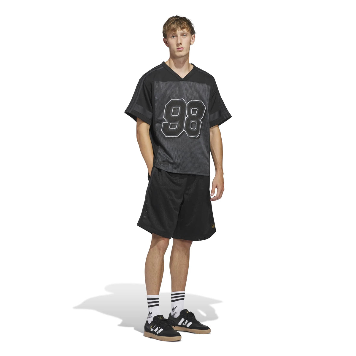 Teeshirts Adidas-Tyshawn Jrsy-Black, vue portée en pied