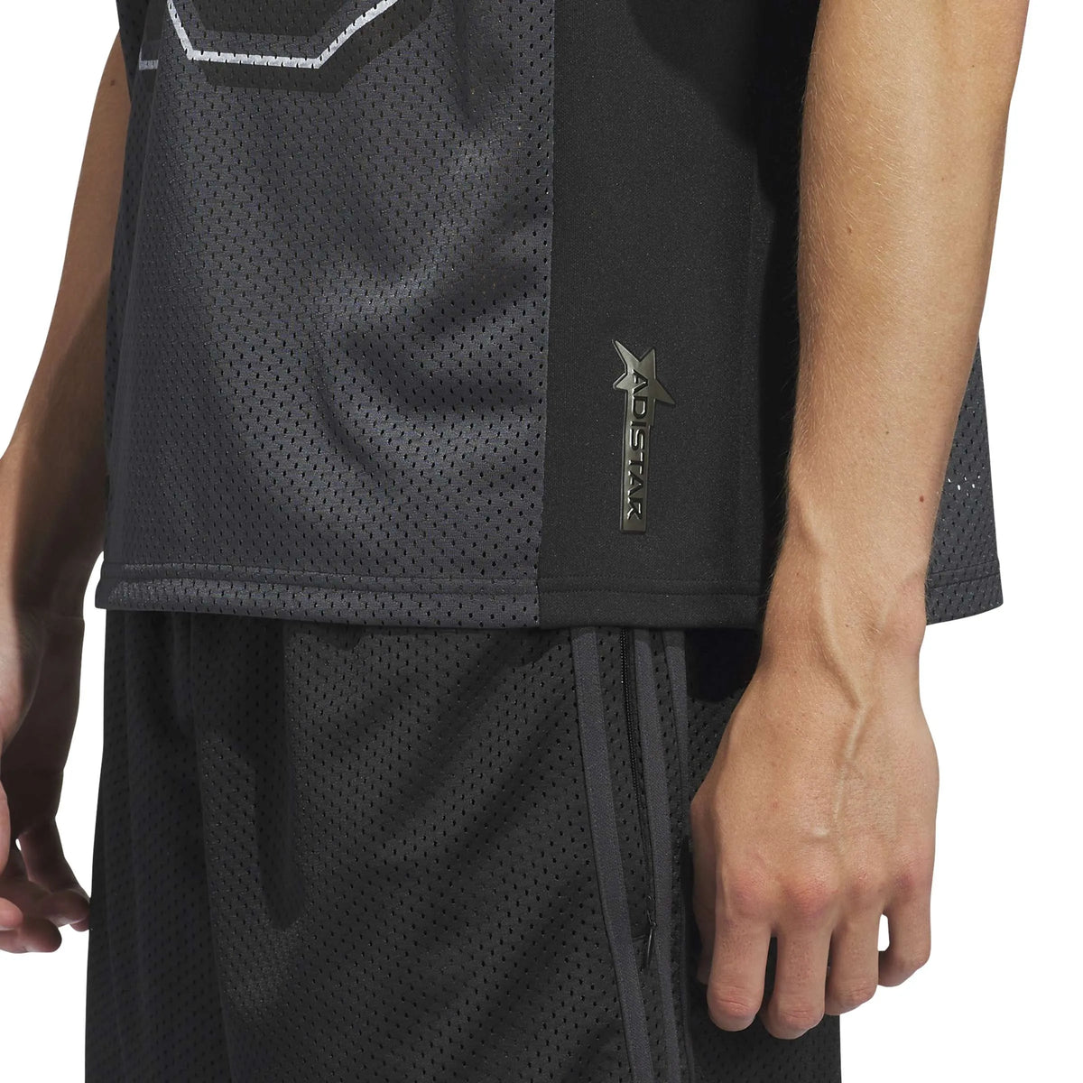 Teeshirts Adidas-Tyshawn Jrsy-Black, vue portée detail