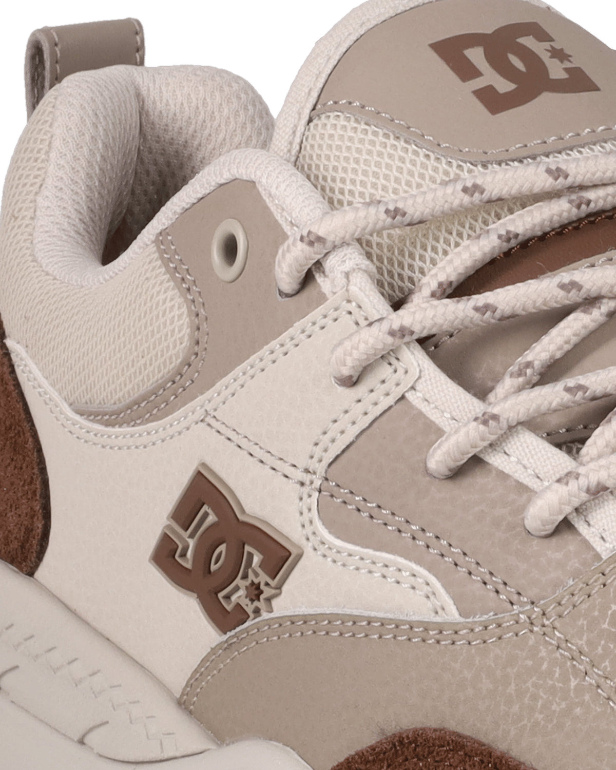 Chaussures de skateboard Dc shoes Ascend (211) Brown/Tan/Off White, vue rapprochée du logo DC latéral, des lacets bicolores et du col matelassé