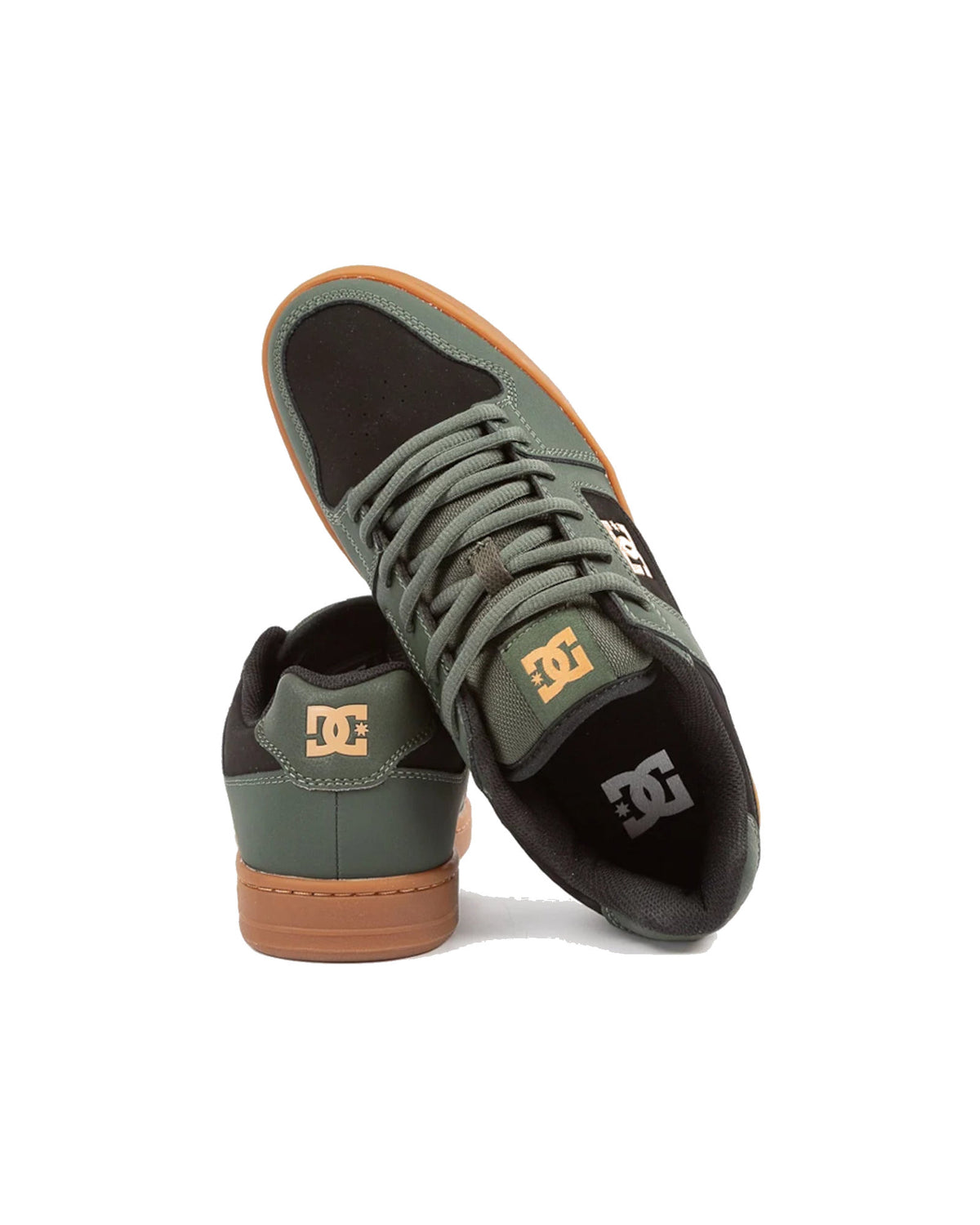 Chaussures de skateboard Dc shoes Manteca 4 (De0) Deep Forest, vue de dessus montrant le laçage, la languette avec logo et l'arrière d'une seconde chaussure avec le logo DC brodé