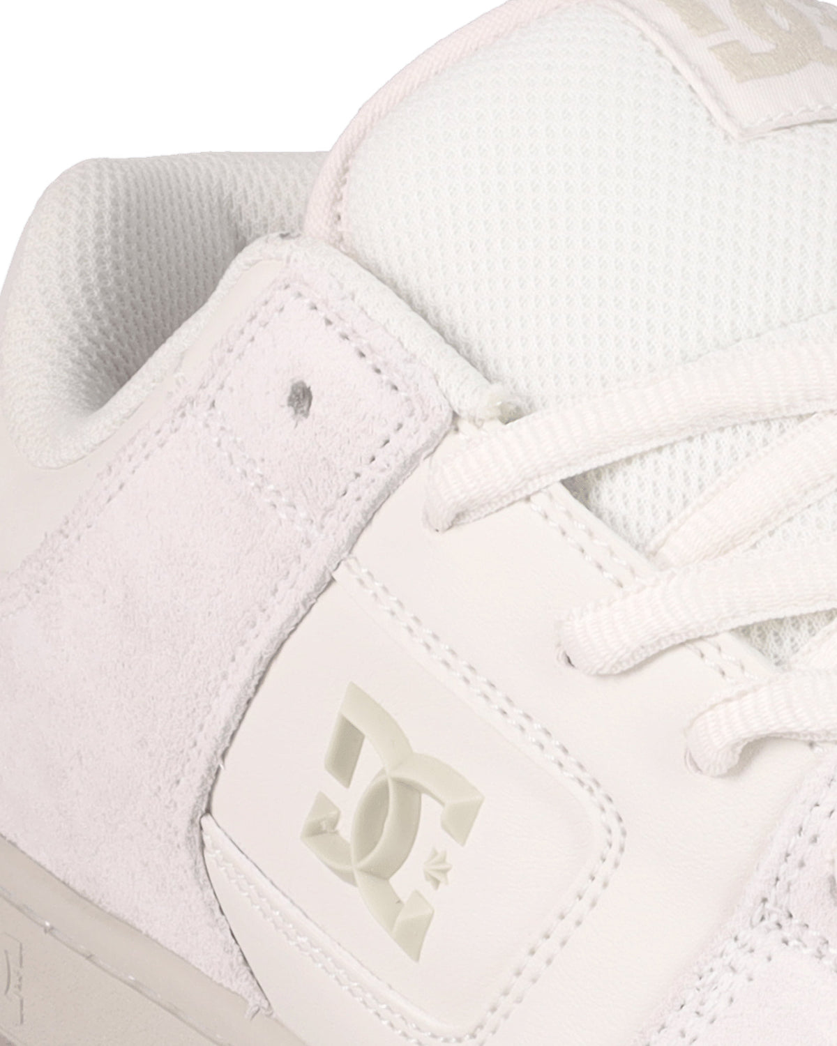 Chaussures de skateboard Dc shoes Manteca 4 S (102) Off White, vue rapprochée du logo DC latéral, des lacets et de la languette rembourrée