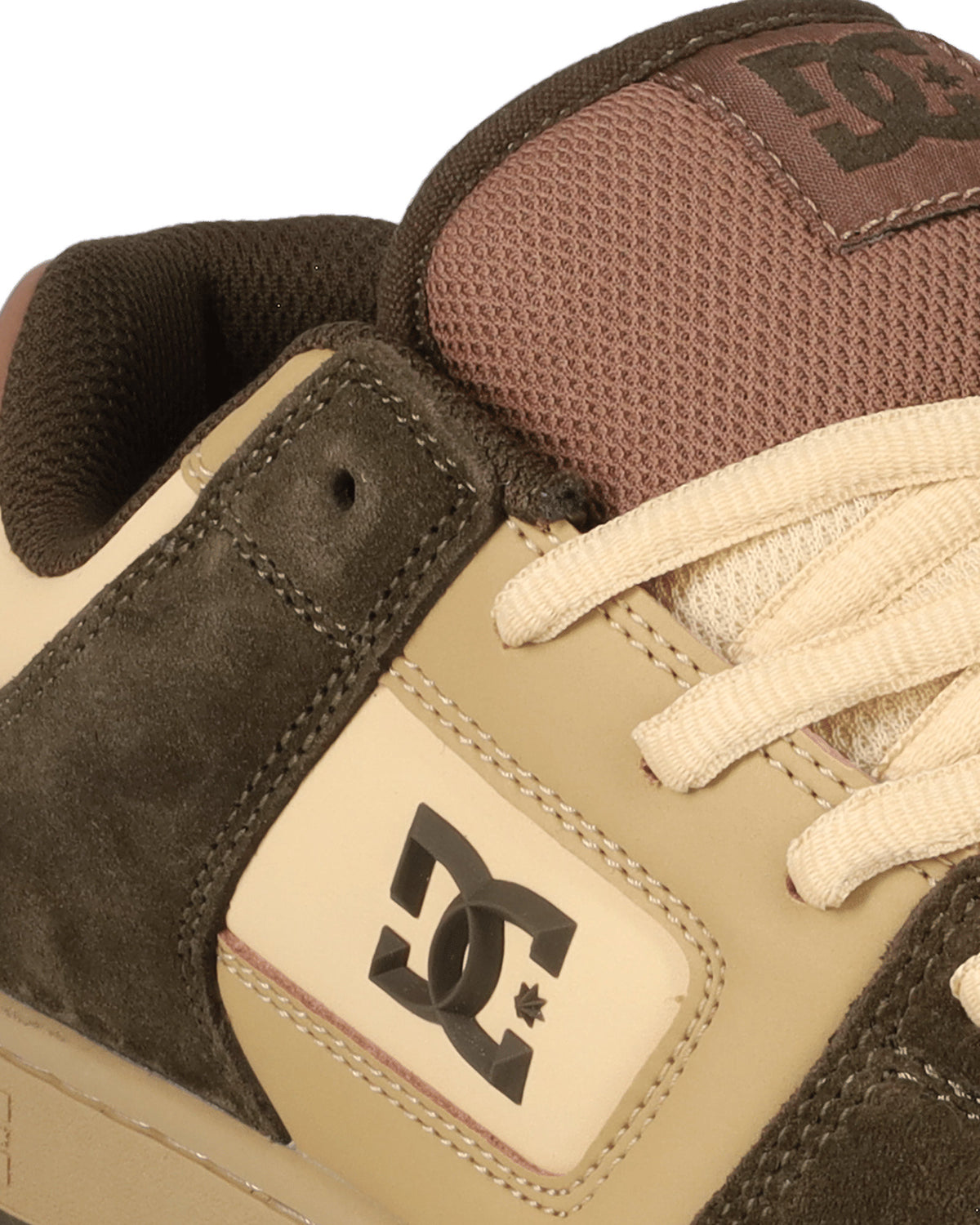 Chaussures de skateboard Dc shoes Manteca 4 S (301) Olive/Tan, vue rapprochée du logo DC latéral, des lacets et de la languette rembourrée
